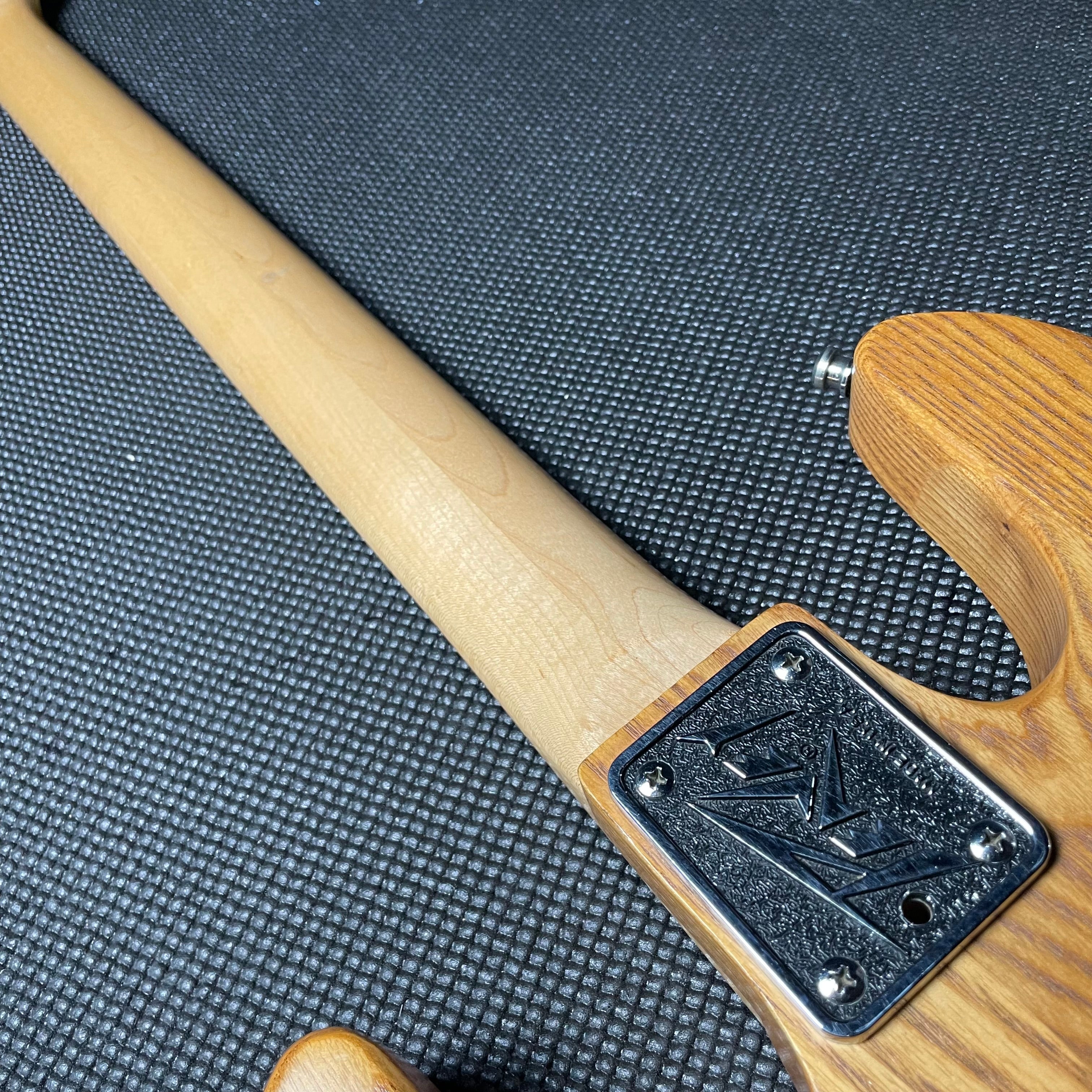 Peavy T-40 Bass Guitar w/OHSC (1982) - Metronome Music Inc.