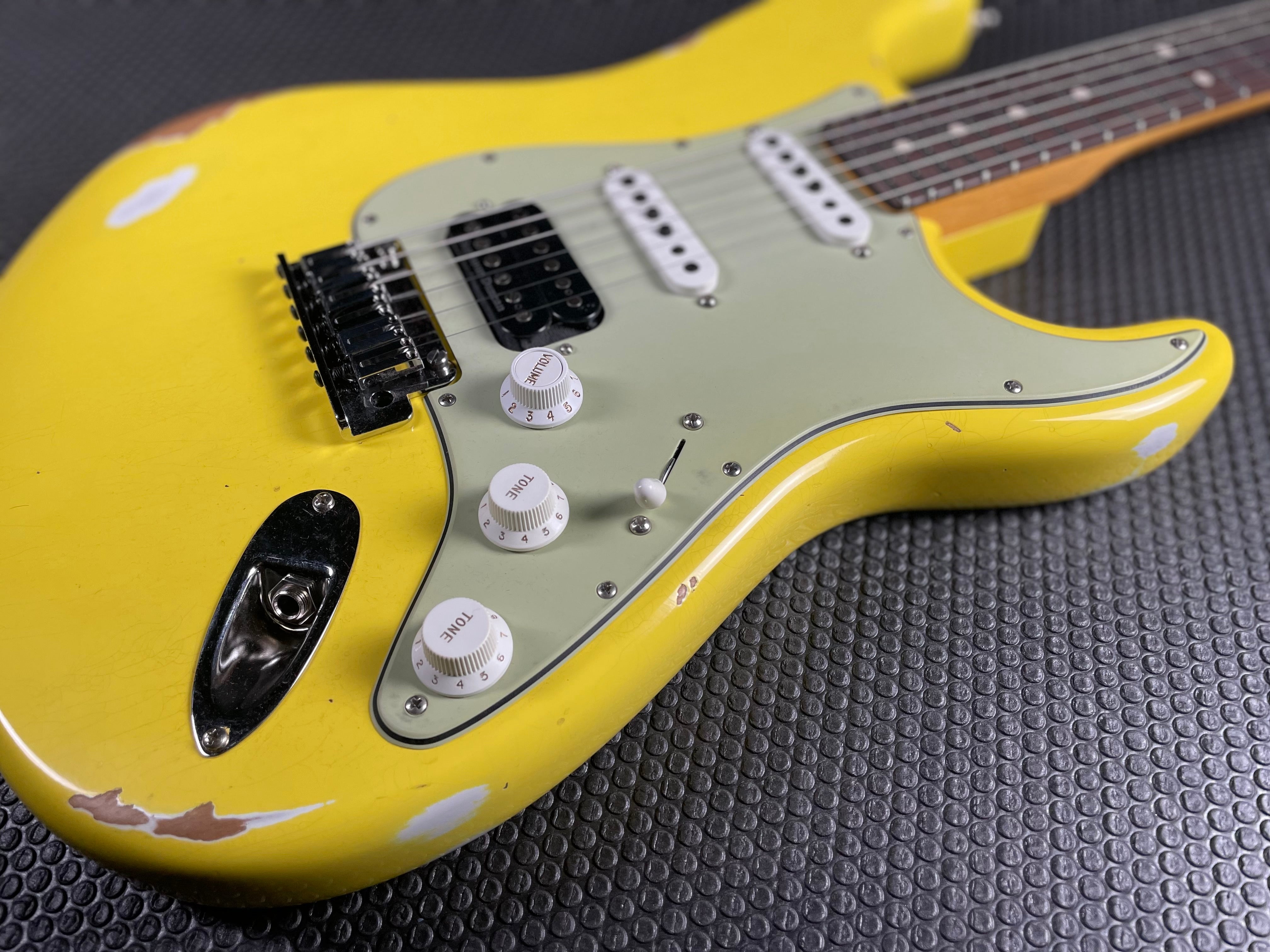 Fender Custom Shop Custom Deluxe Stratocaster HB S-1 - Graffiti Yellow - Metronome Music Inc.