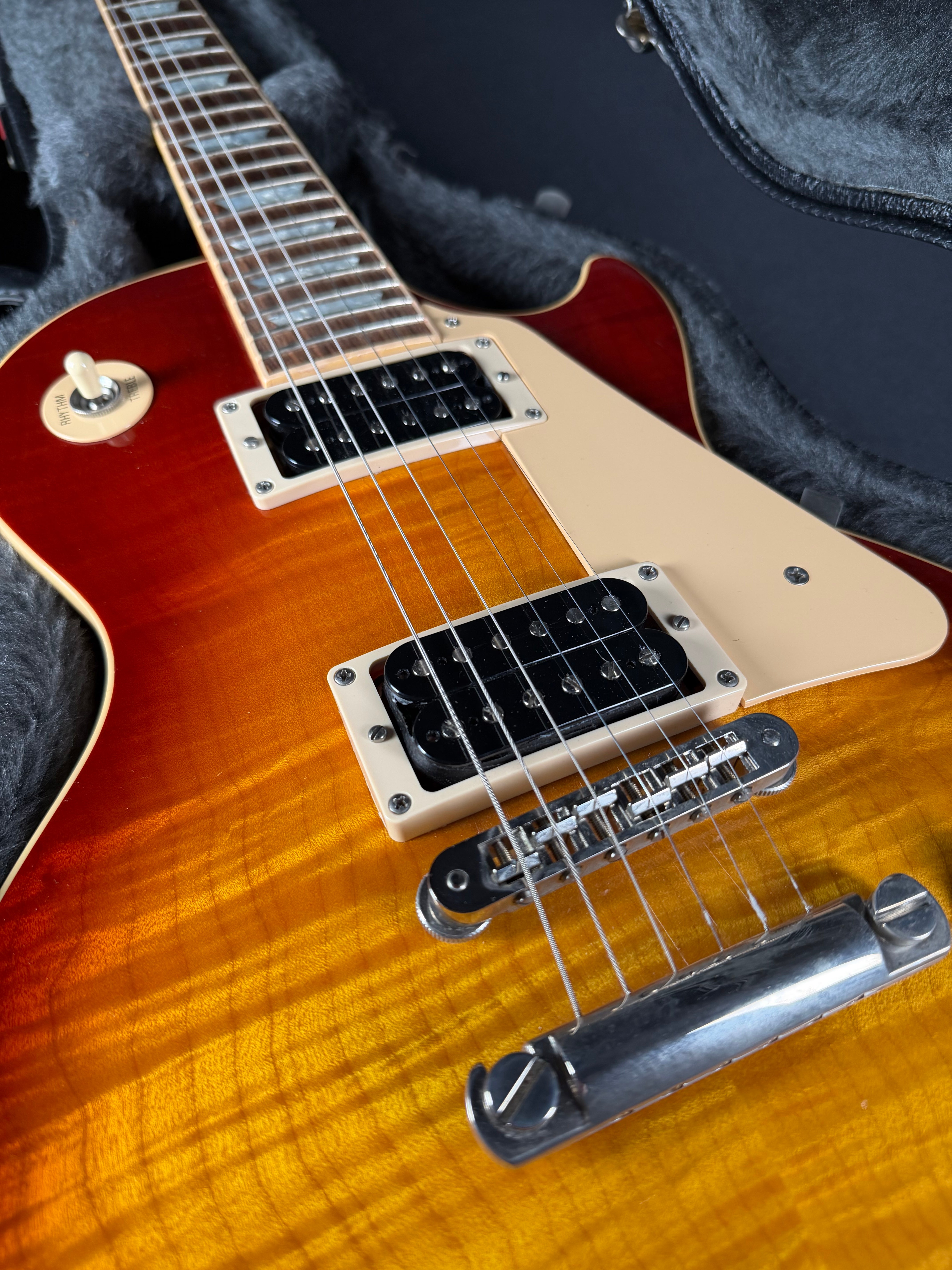 Gibson Les Paul Standard 50s w/OHSC - Heritage Cherry Sunburst (2004) - Metronome Music Inc.