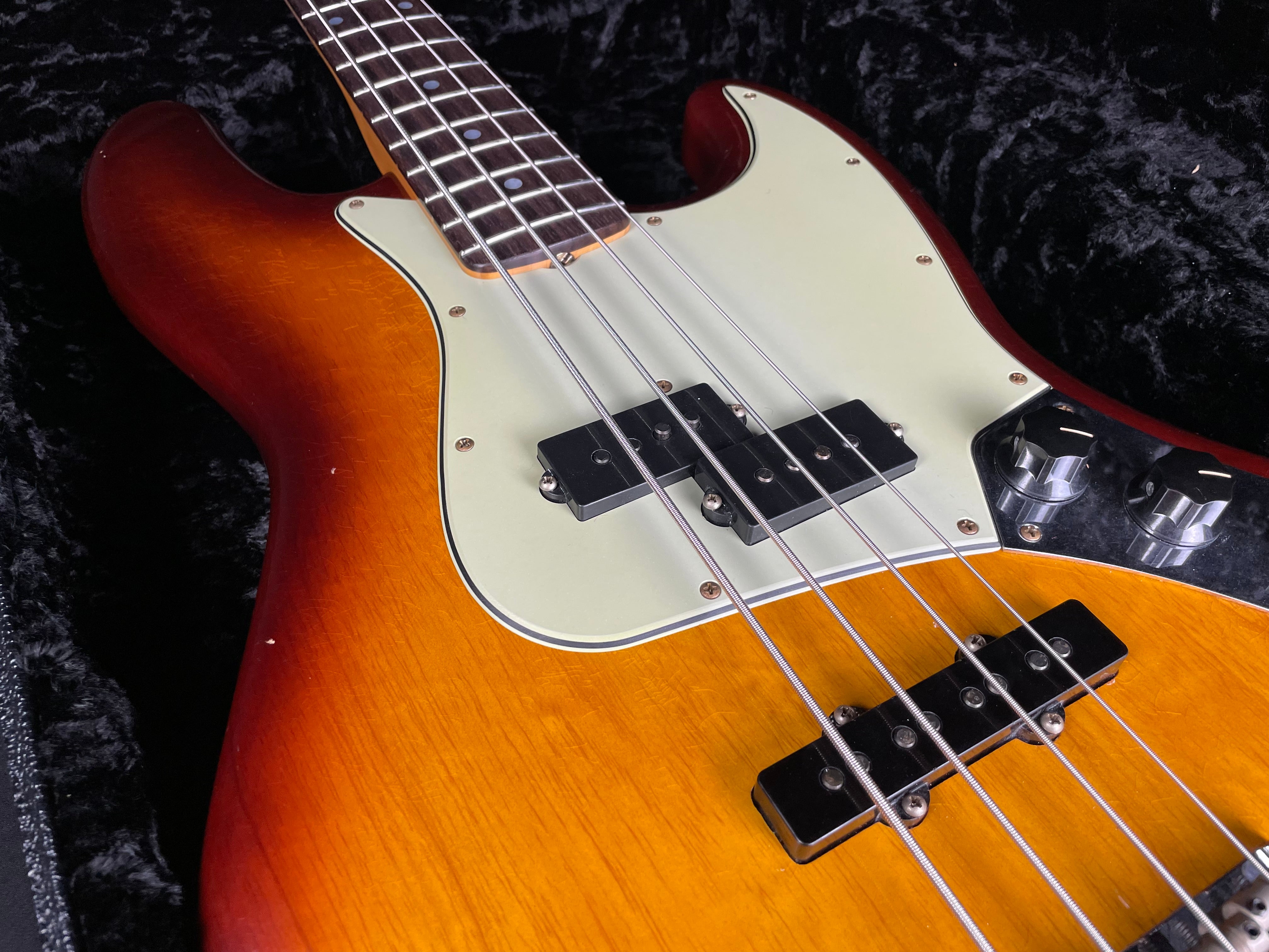 Fender Custom Shop Limited Jazz Bass Special Journeyman - Tobacco Sunburst - Metronome Music Inc.