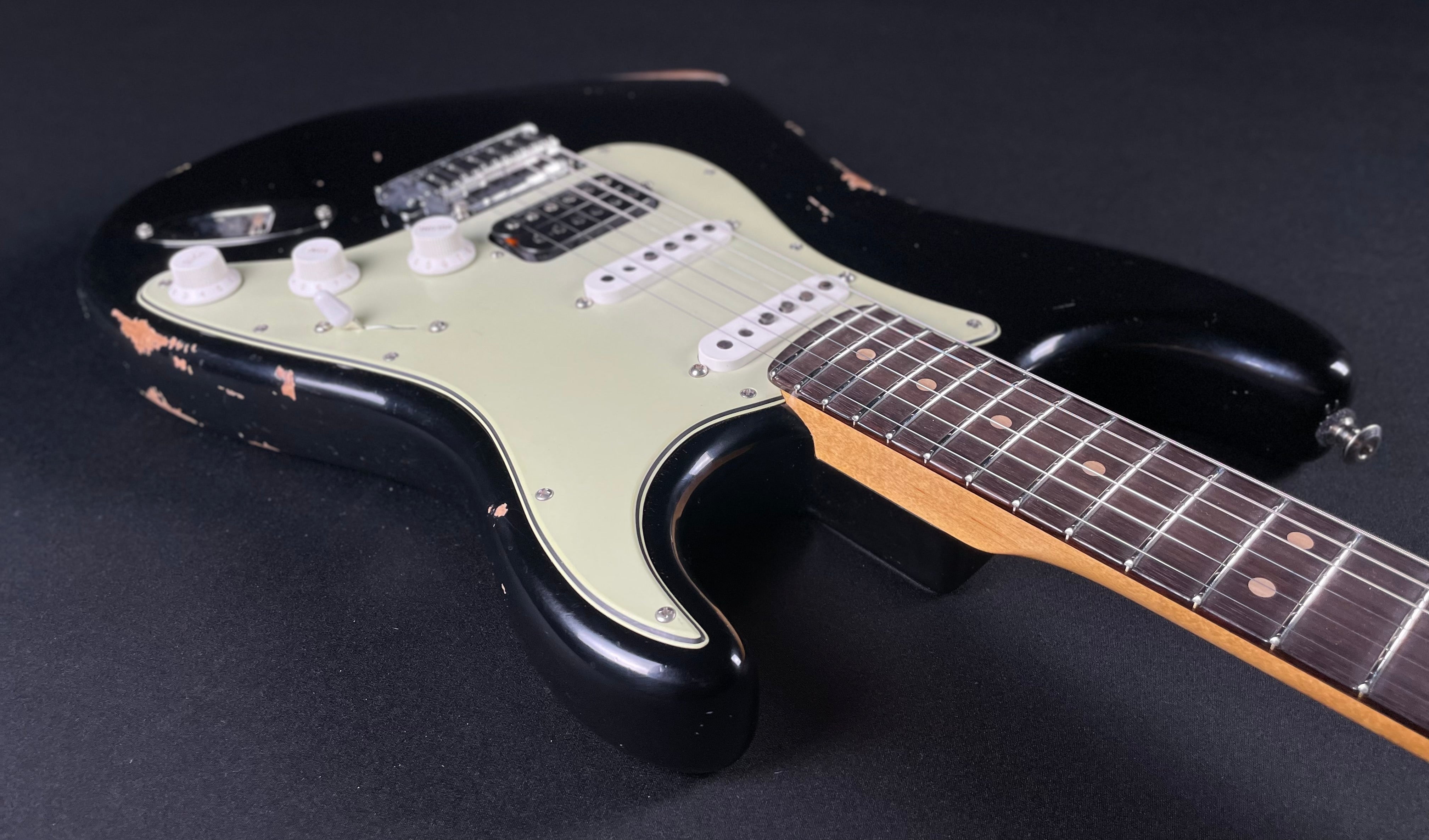 Fender Custom Shop Custom Deluxe HSS S-1 Stratocaster, Relic - Black (2025) - Metronome Music Inc.