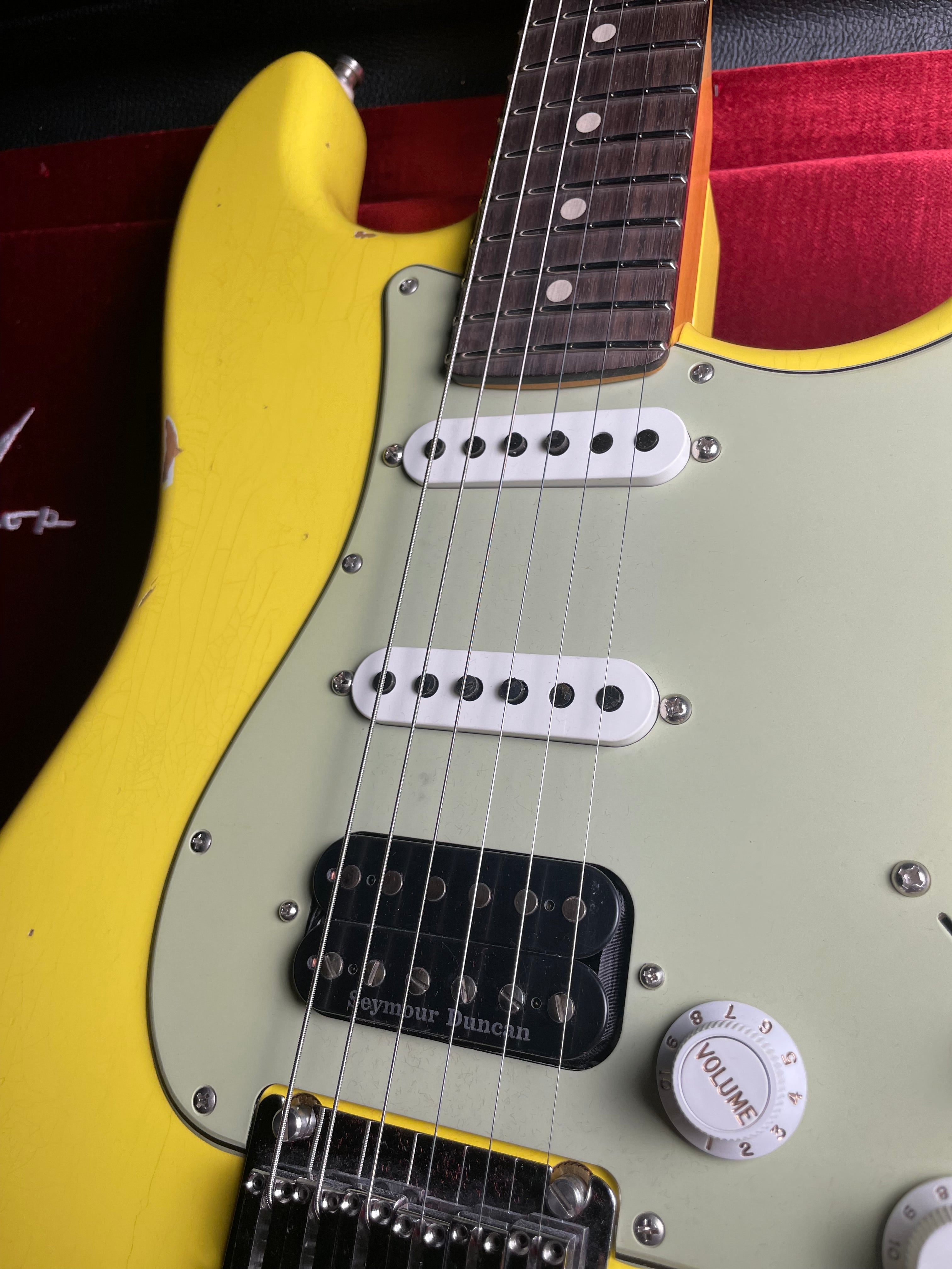 Fender Custom Shop Custom Deluxe Stratocaster HB S-1 - Graffiti Yellow - Metronome Music Inc.