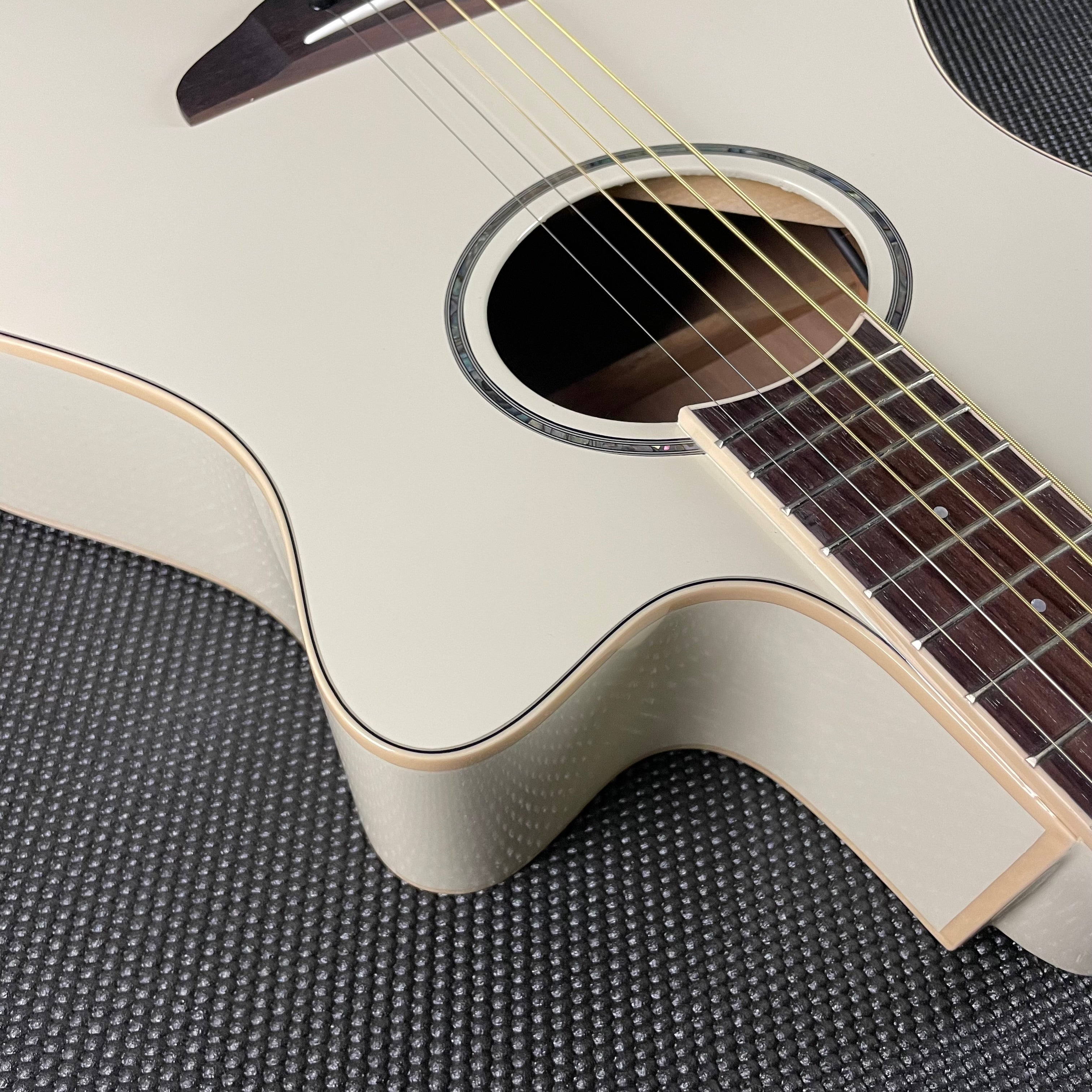 Yamaha APX600 Thinline Acoustic- Vintage White | Metronome
