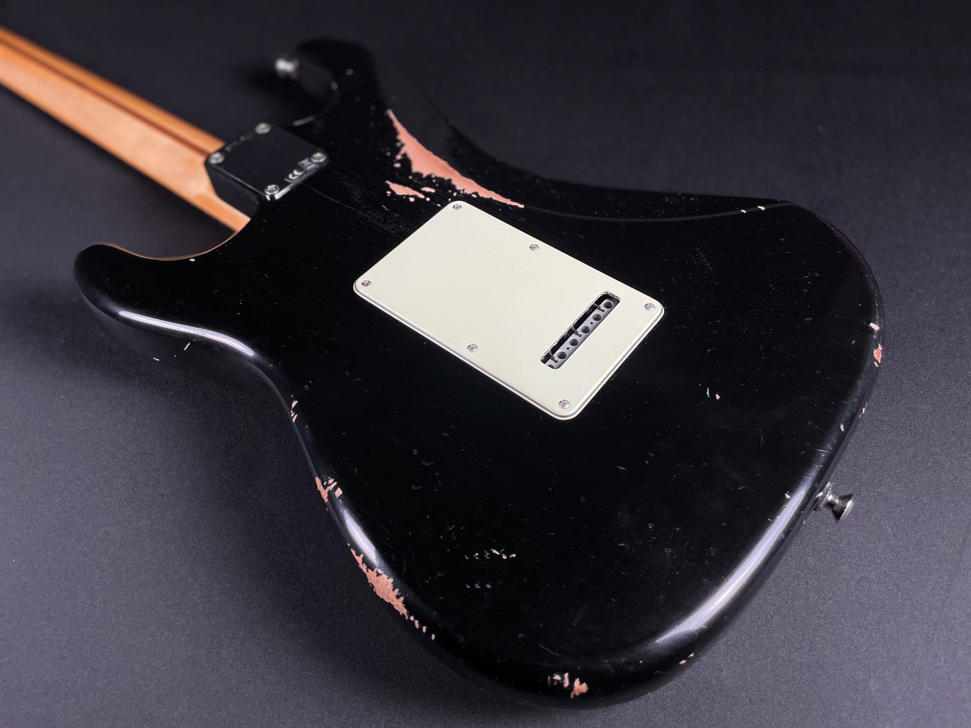 Fender Custom Shop Custom Deluxe HSS S-1 Stratocaster, Relic - Black (2025) - Metronome Music Inc.