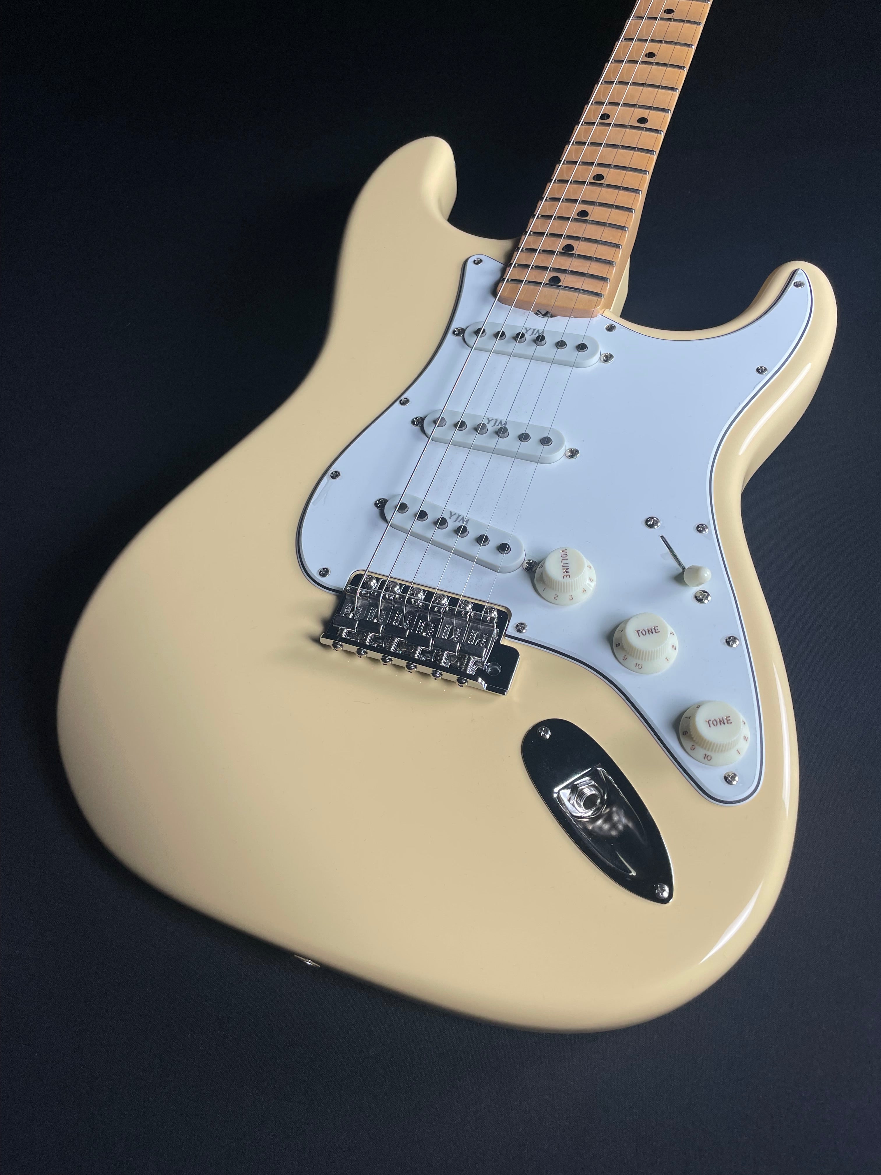 Fender Custom Shop Yngwie Malmsteen Signature, Scalloped - Vintage White - Metronome Music Inc.