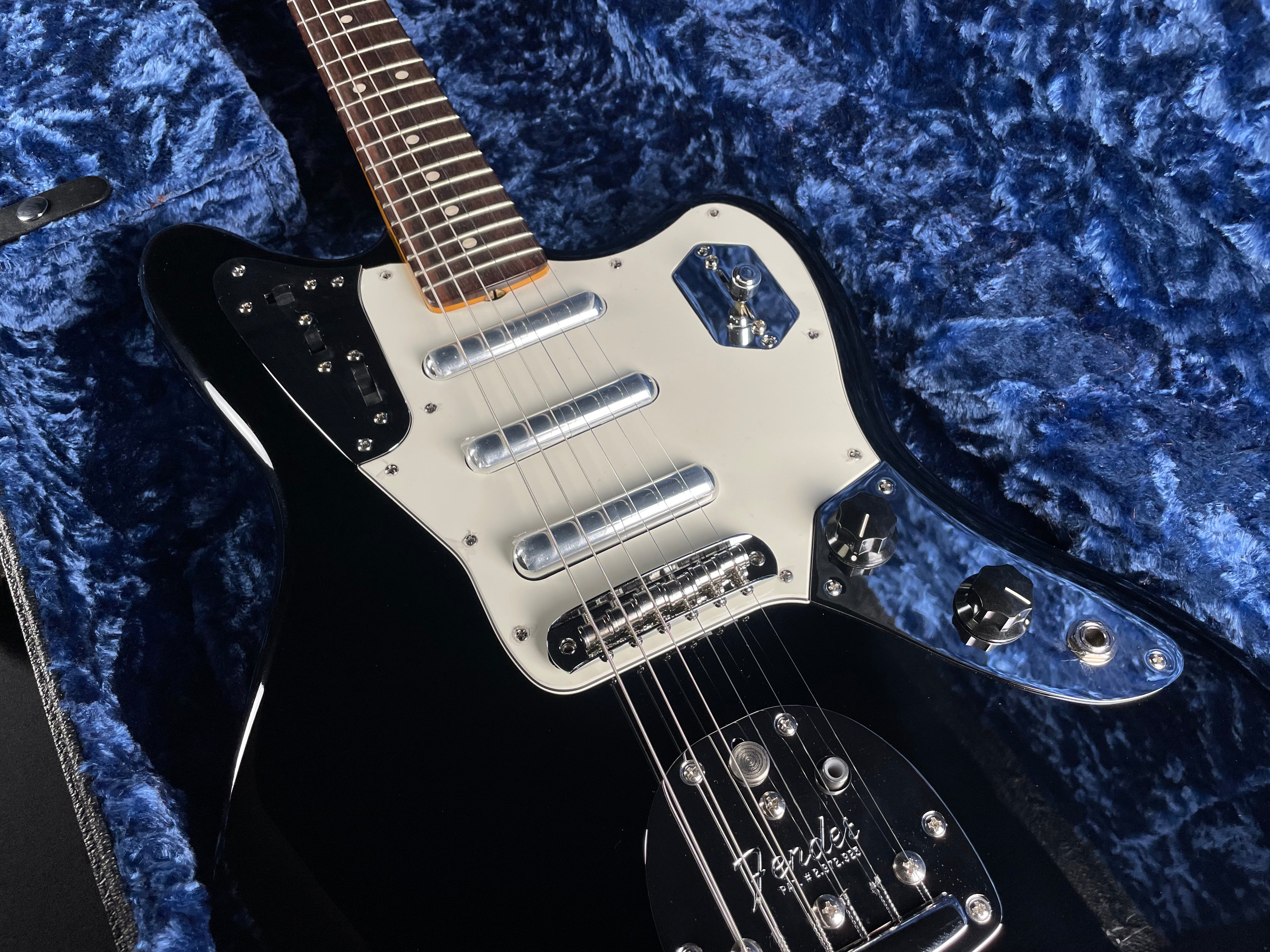 Fender Limited Edition Johnny Marr Signature Special Jaguar, Rosewood - Black - Metronome Music Inc.