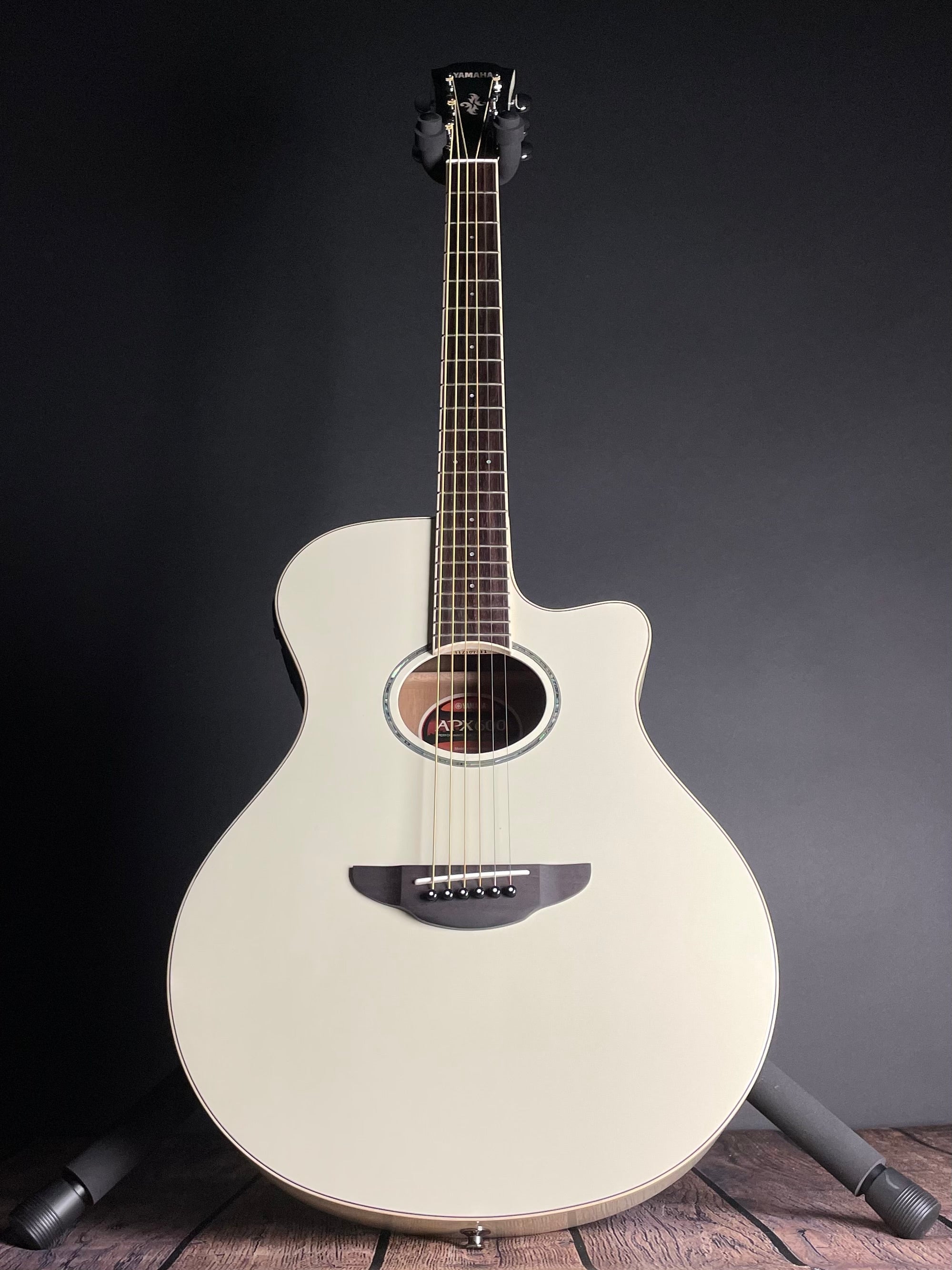 Yamaha APX600 Thinline Acoustic- Vintage White | Metronome