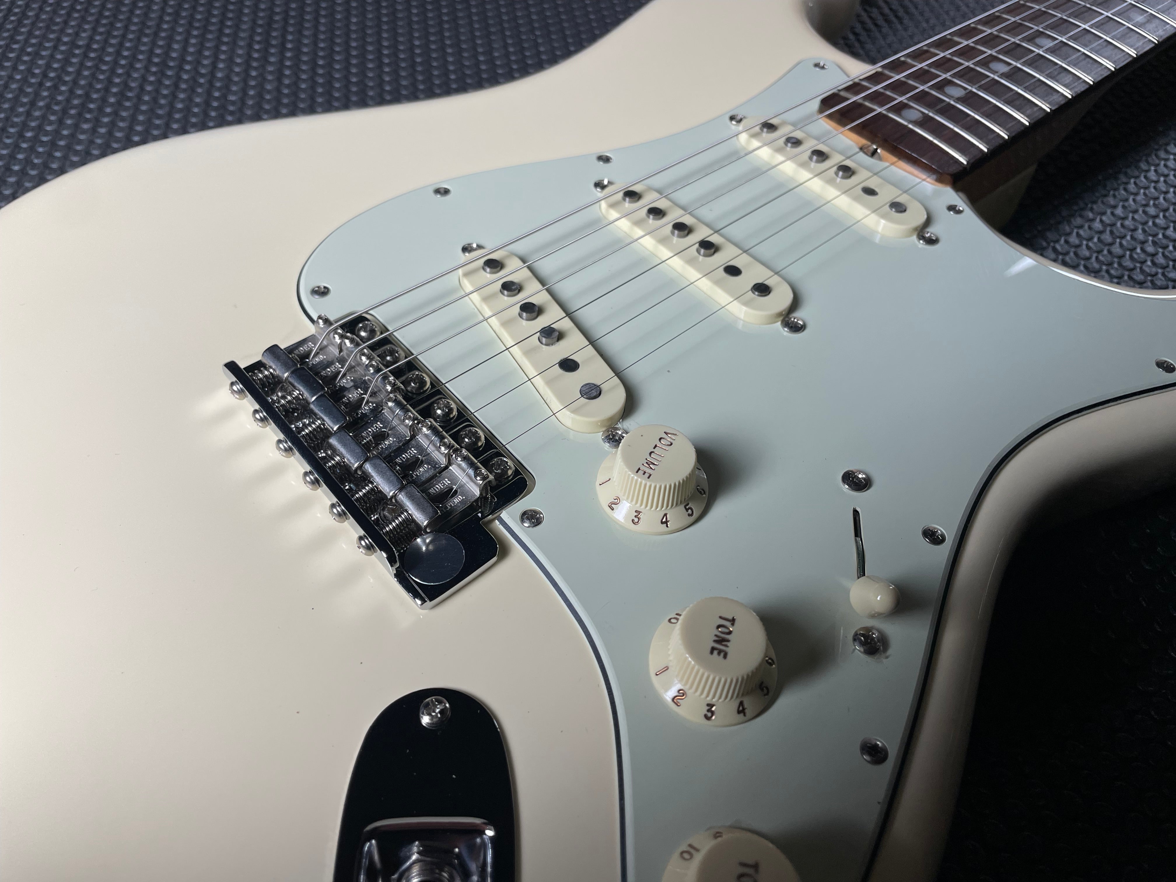 Fender American Original '60s Stratocaster, Rosewood - Olympic White (2017) - Metronome Music Inc.
