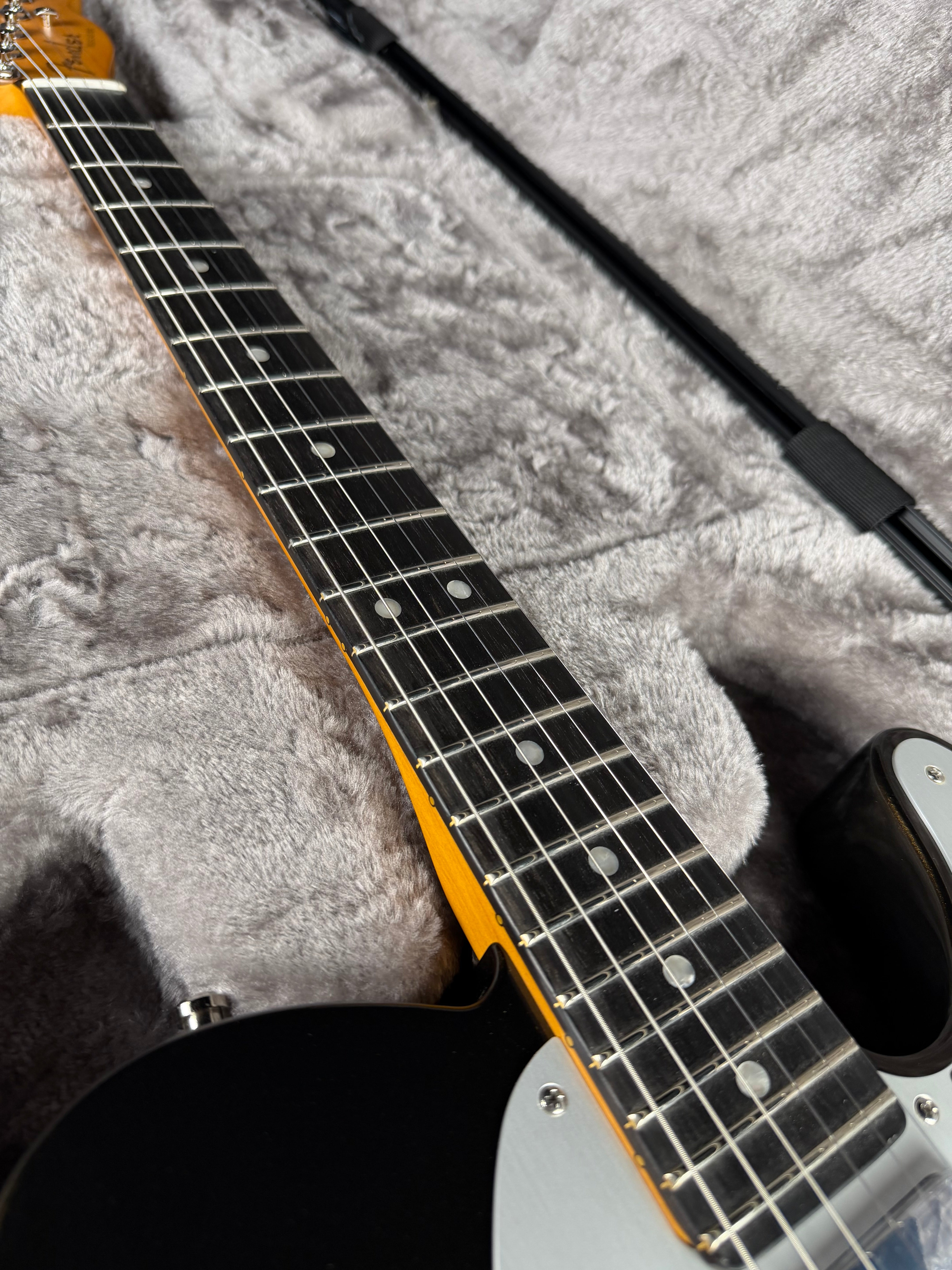 Fender American Ultra II Telecaster, Ebony - Texas Tea (2026)