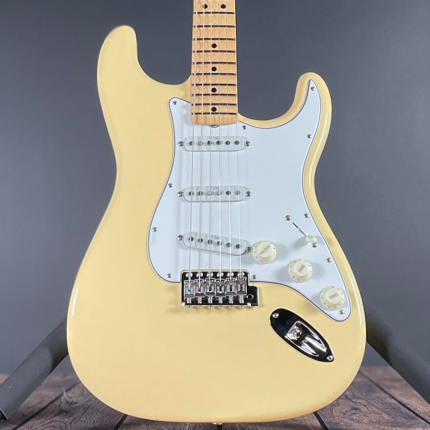 Fender Custom Shop Yngwie Malmsteen Signature, Scalloped - Vintage White - Metronome Music Inc.