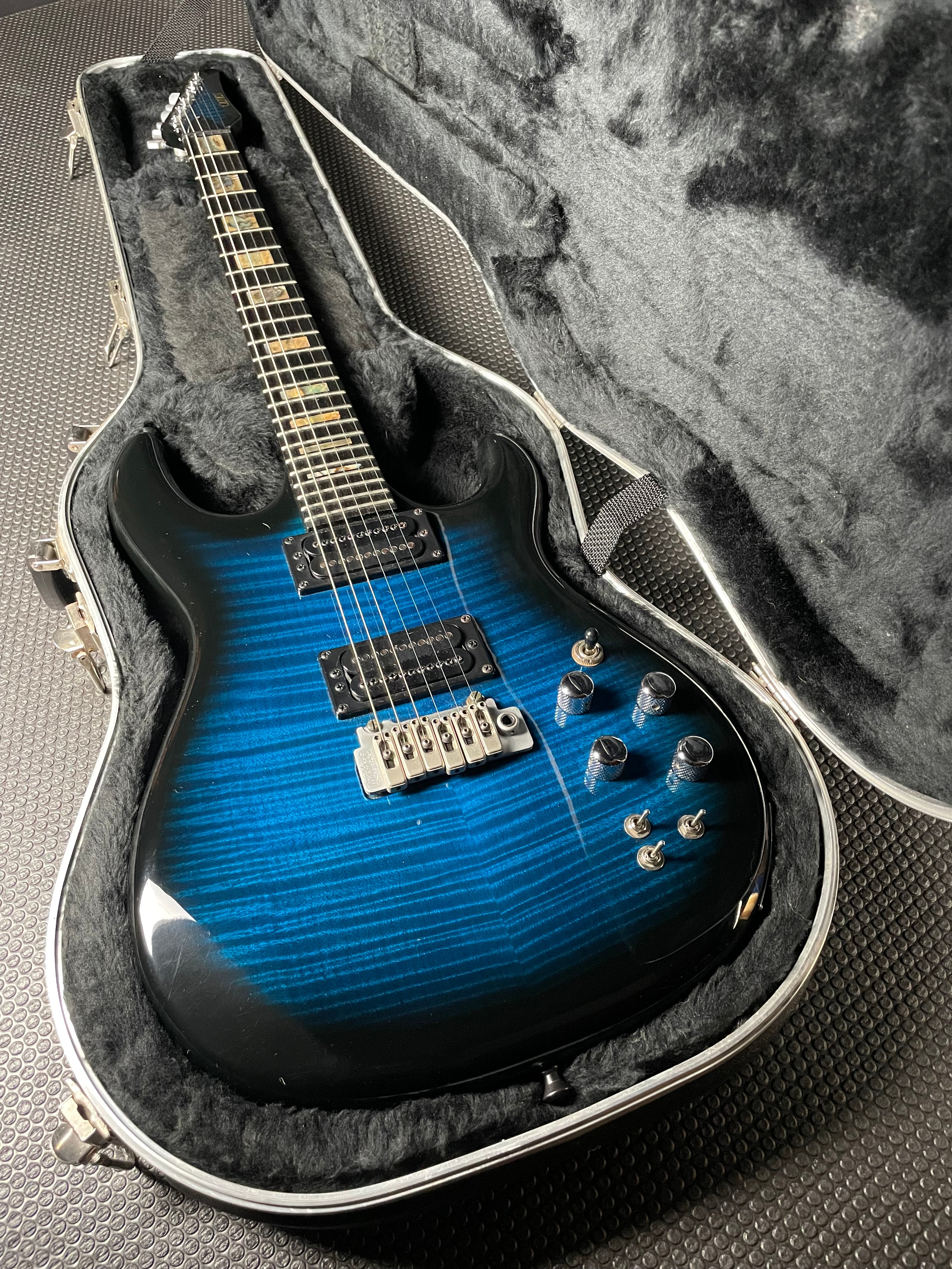Carvin DC-400T w/Original Case - Blue Burst (2000s) - Metronome Music Inc.