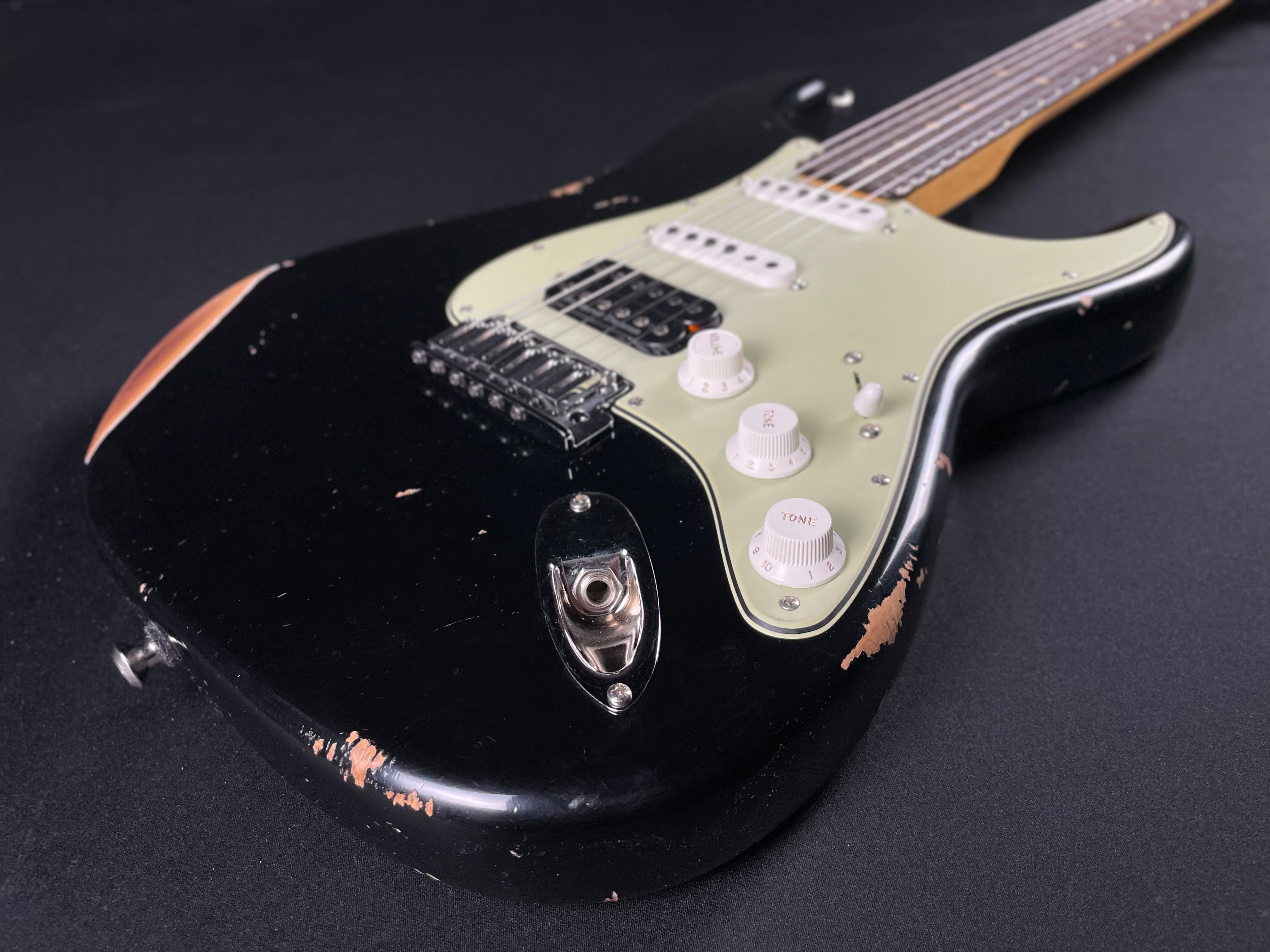 Fender Custom Shop Custom Deluxe HSS S-1 Stratocaster, Relic - Black (2025) - Metronome Music Inc.