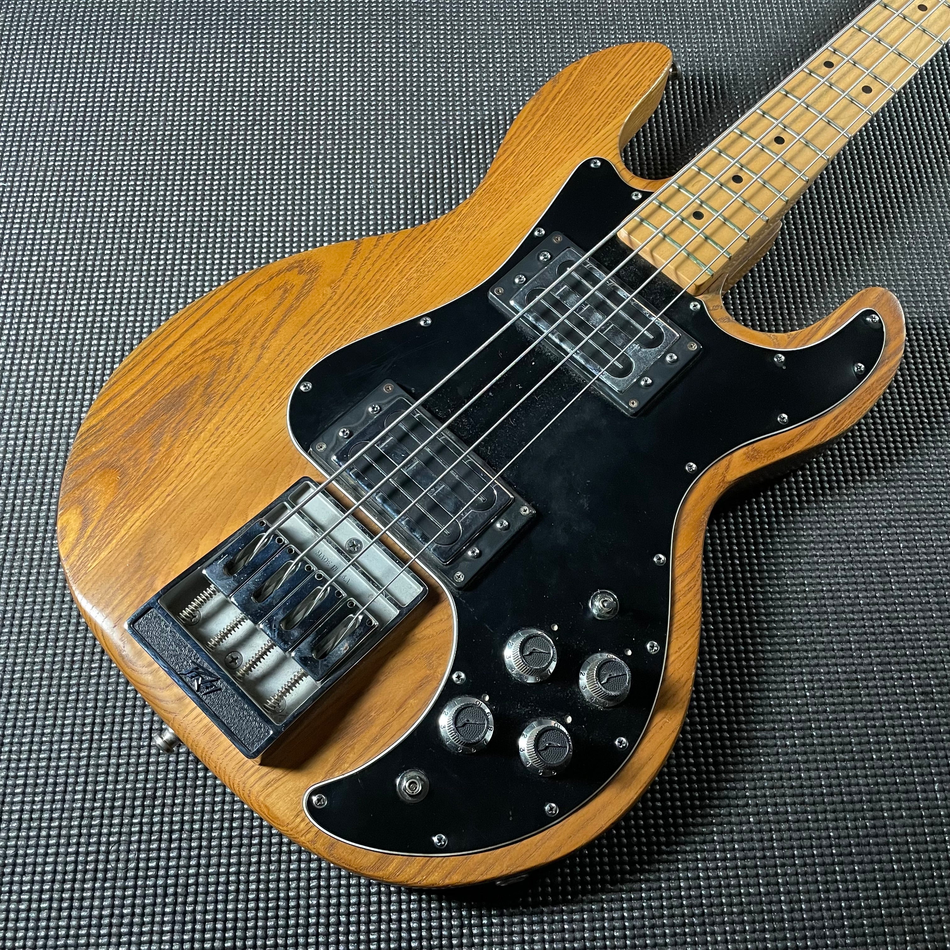 Peavy T-40 Bass Guitar w/OHSC (1982) - Metronome Music Inc.