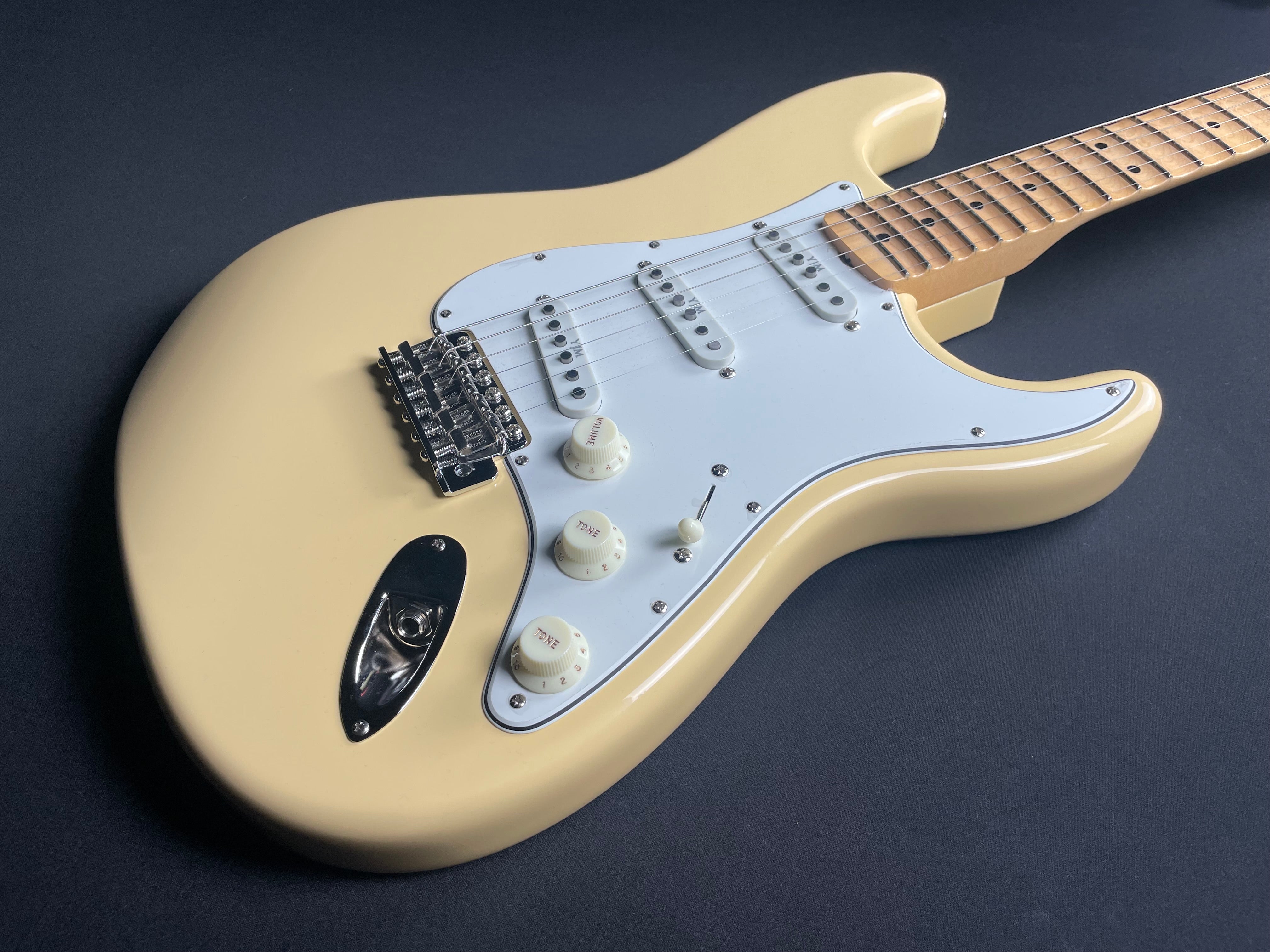 Fender Custom Shop Yngwie Malmsteen Signature, Scalloped - Vintage White - Metronome Music Inc.