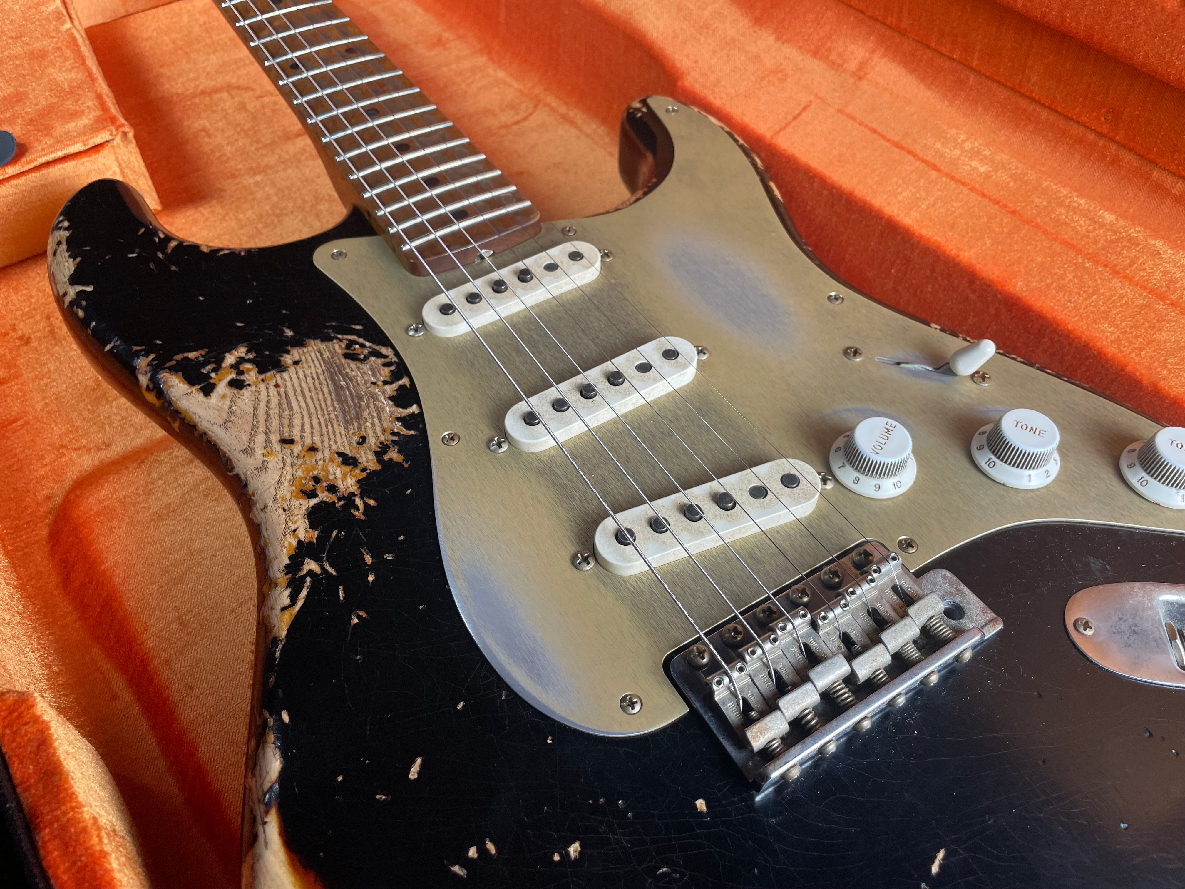 Fender Custom Shop Master Built 50s Stratocaster Heavy Relic Black/Violin Burst - Metronome Music Inc.