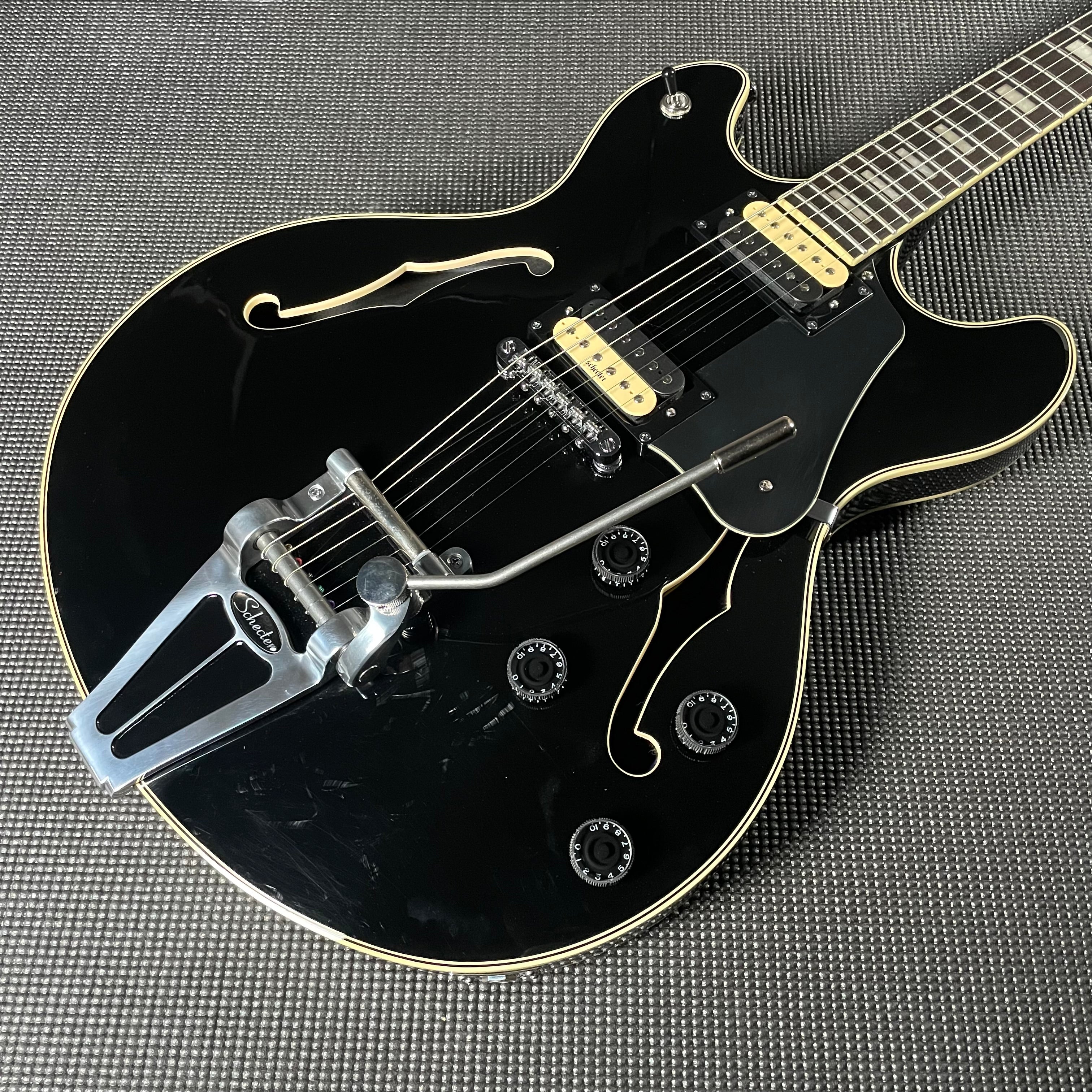 Schecter Diamond Series Corsair w/HSC - Gloss Black (2021) - Metronome Music Inc.