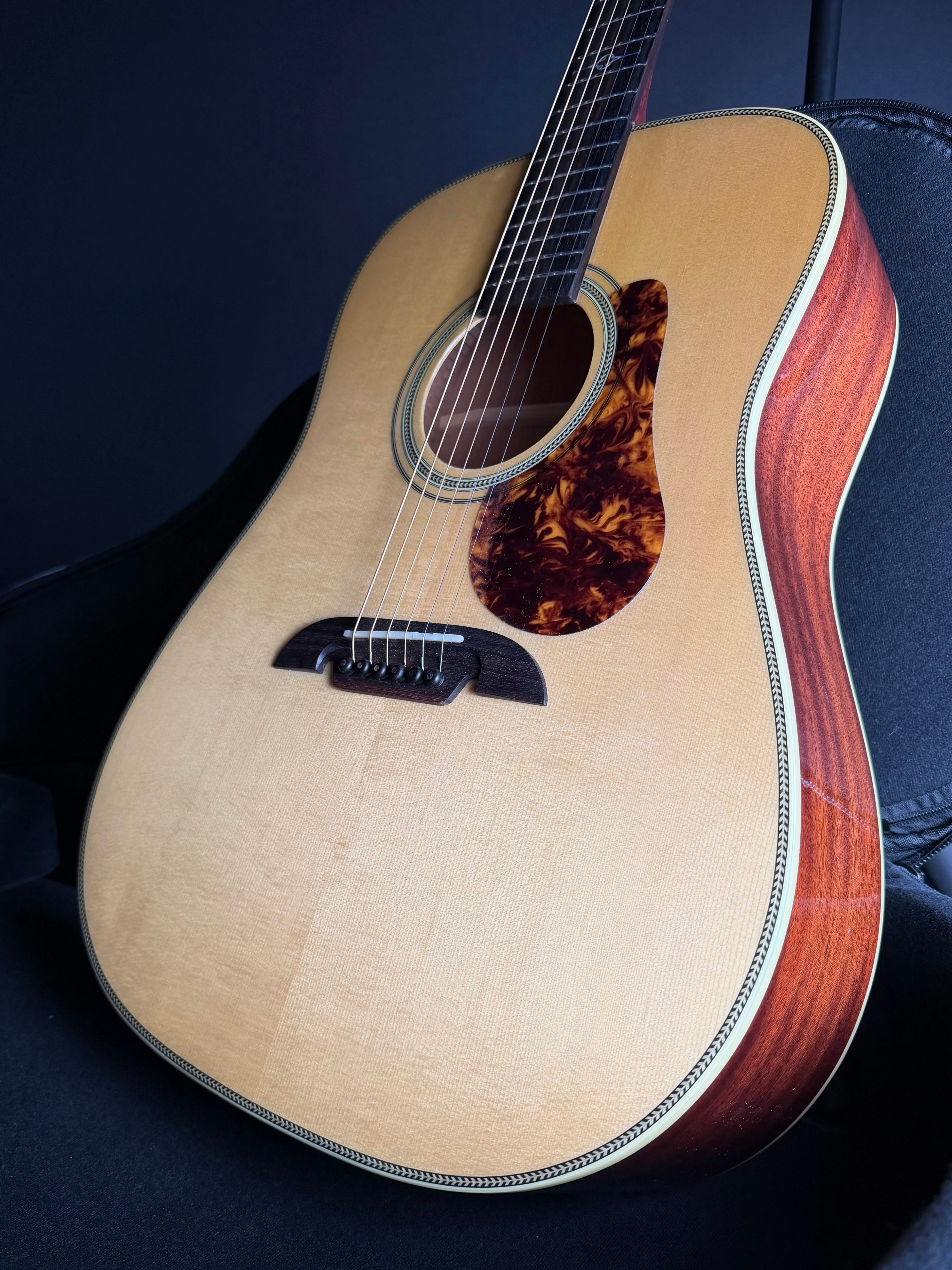 Alvarez MD60 Herringbone Masterworks w/Soft Case - Metronome Music Inc.