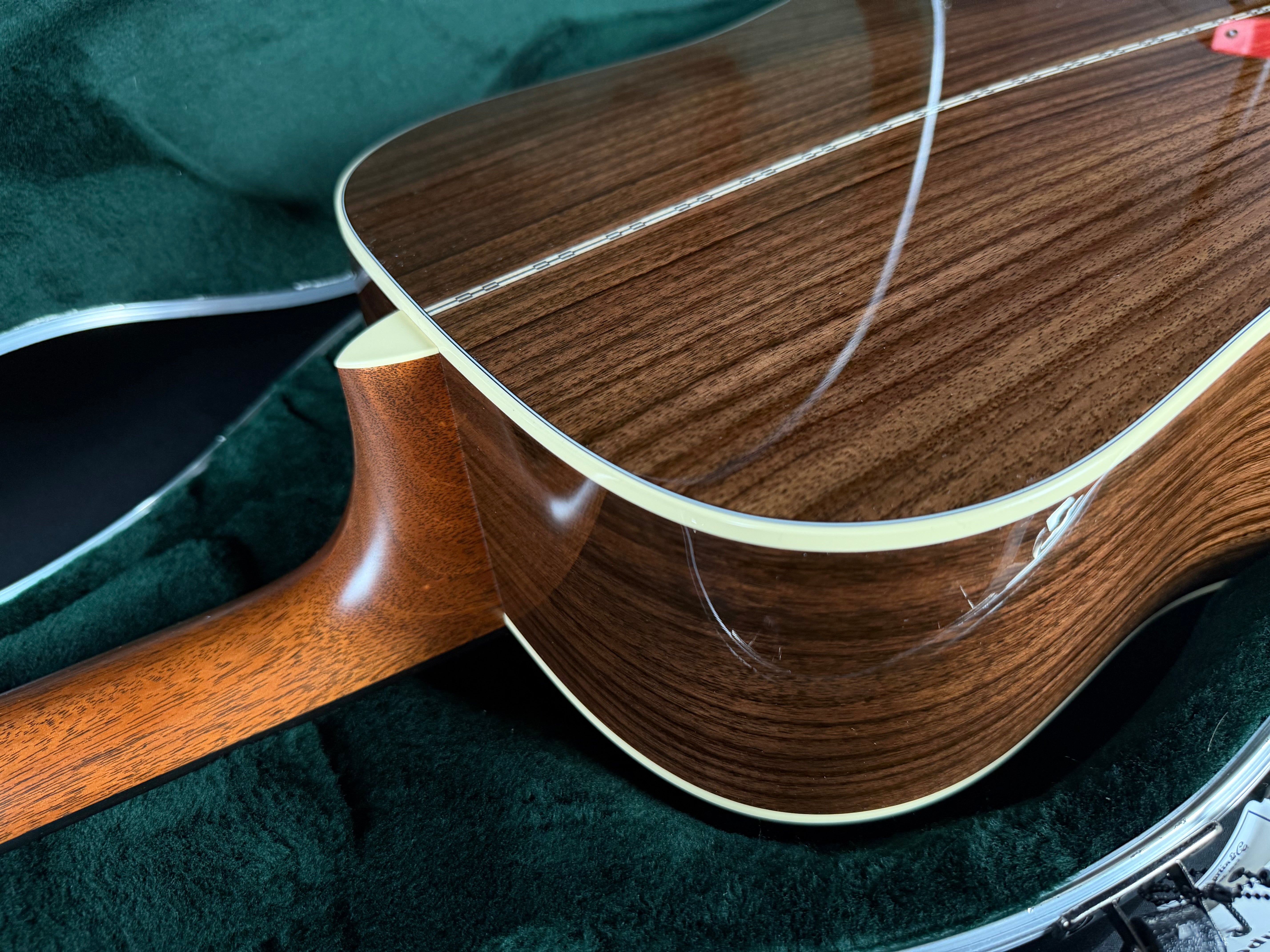 Martin D-28 Standard w/ Hard Case Gloss Natural (2026)