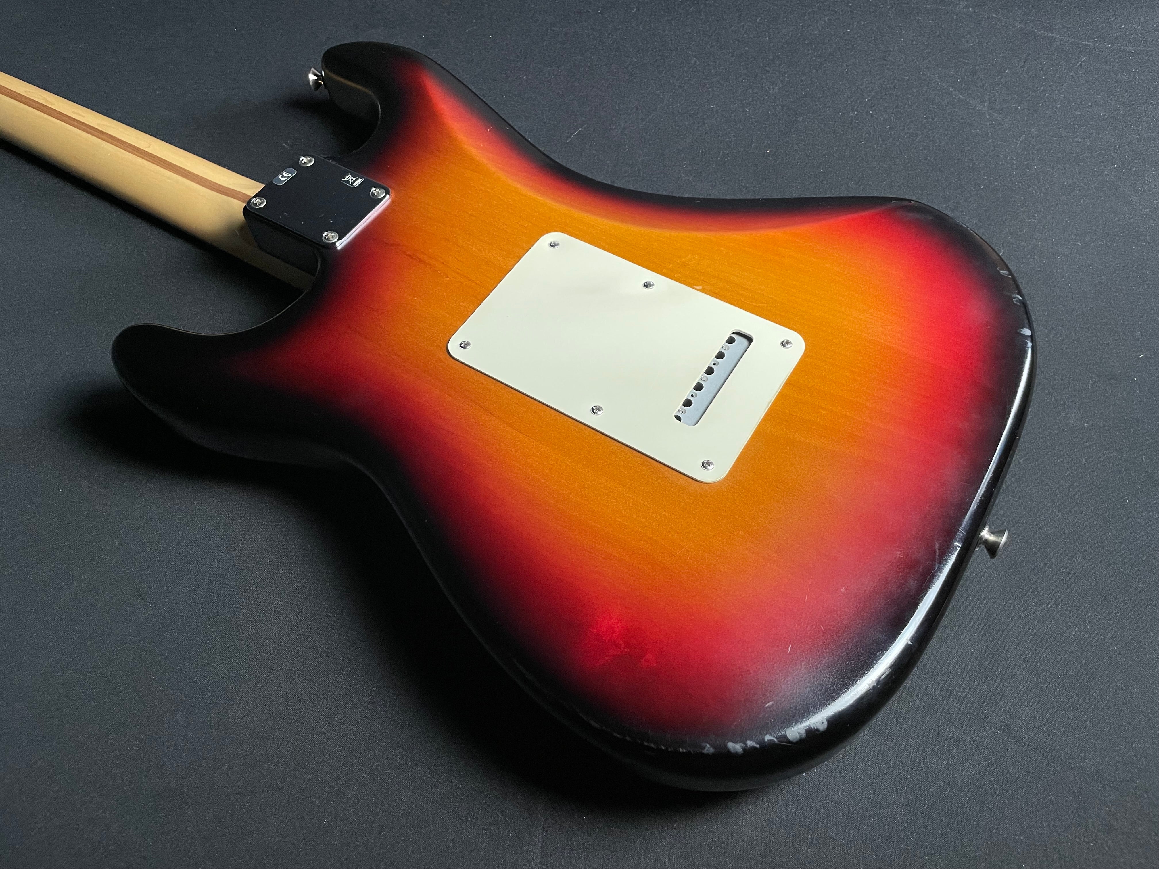 Fender Highway One Stratocaster Rosewood - 3-Color Sunburst (2007) Z7026001 - Metronome Music Inc.