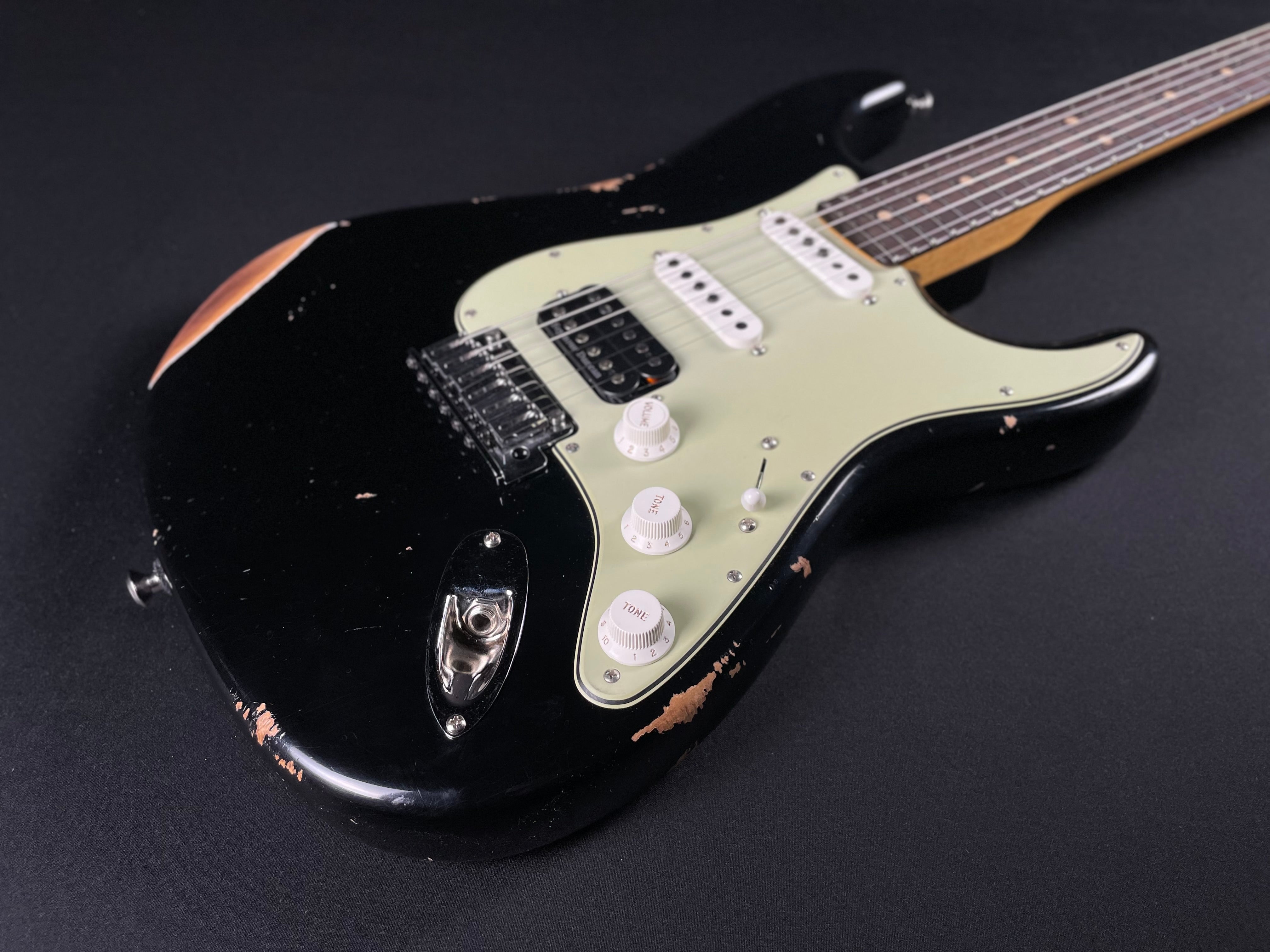 Fender Custom Shop Custom Deluxe HSS S-1 Stratocaster, Relic - Black (2025) - Metronome Music Inc.