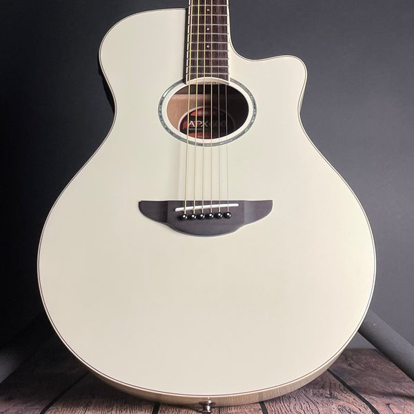 Yamaha APX600 Thinline Acoustic- Vintage White | Metronome Music Inc.