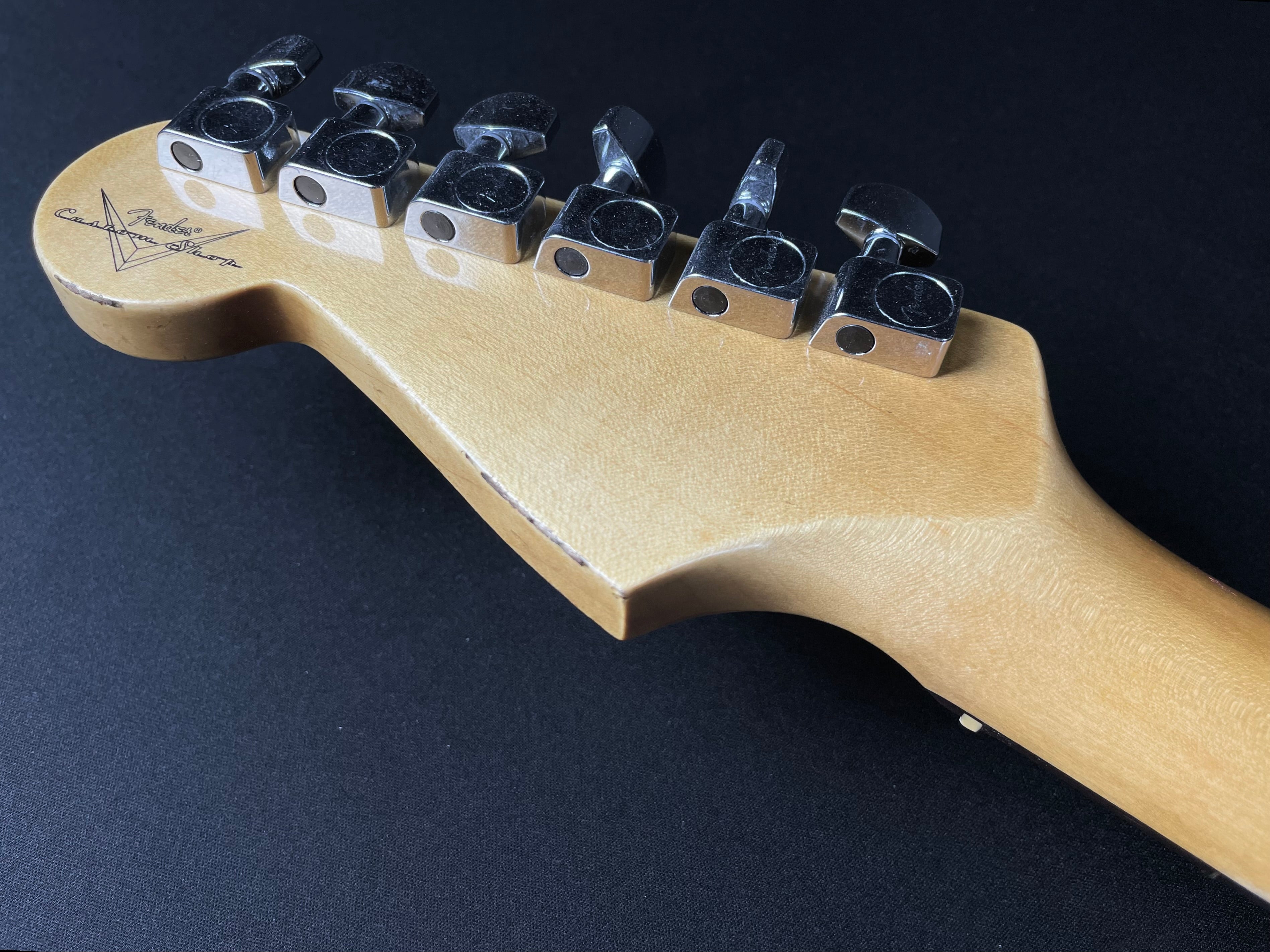 Fender Custom Shop Custom Deluxe HSS S-1 Stratocaster, Relic - Black (2025) - Metronome Music Inc.
