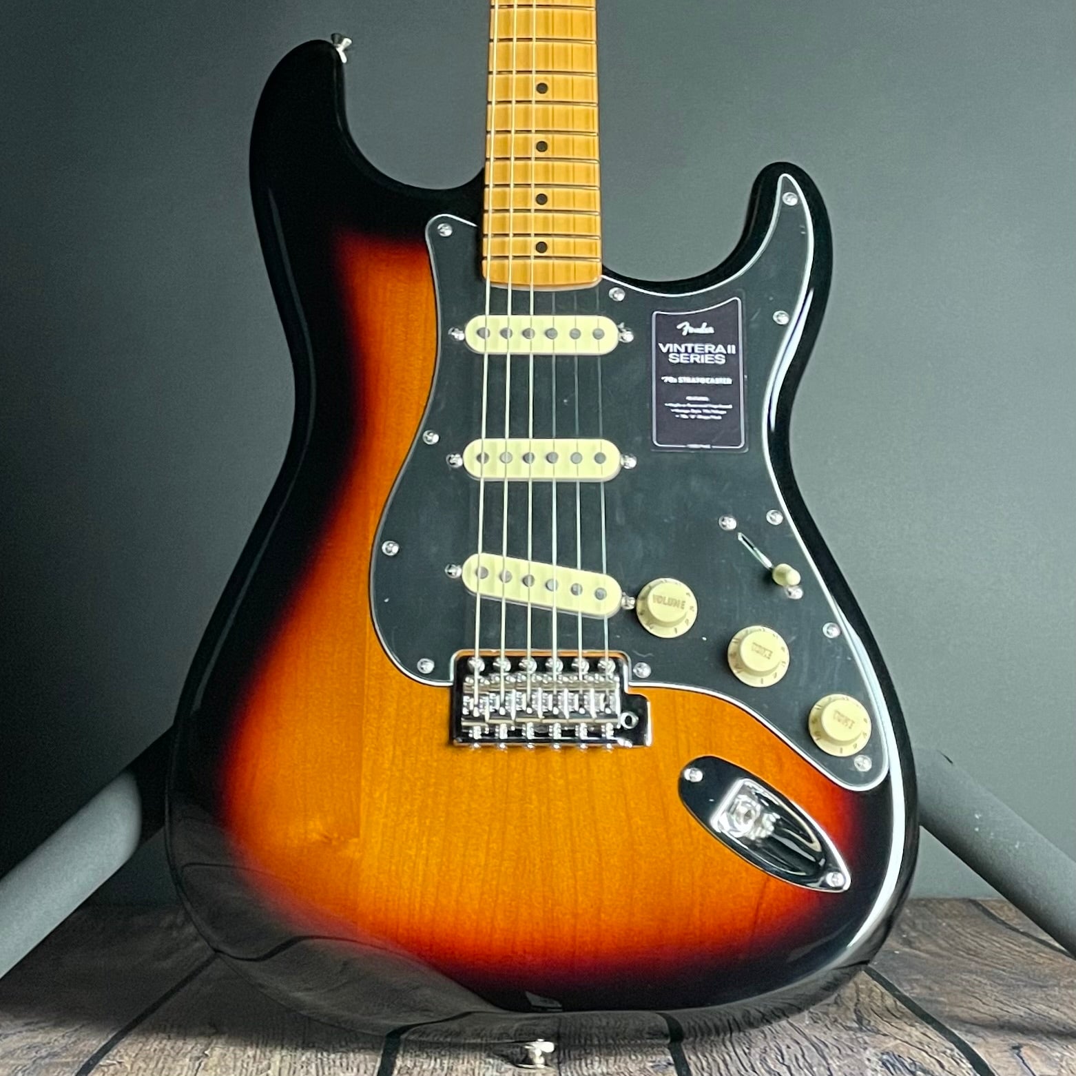 ギター 70s Fender Stratocaster Sunburst Fender Vintera II '70s Stratocaster, Maple Fingerboard- 3-Color