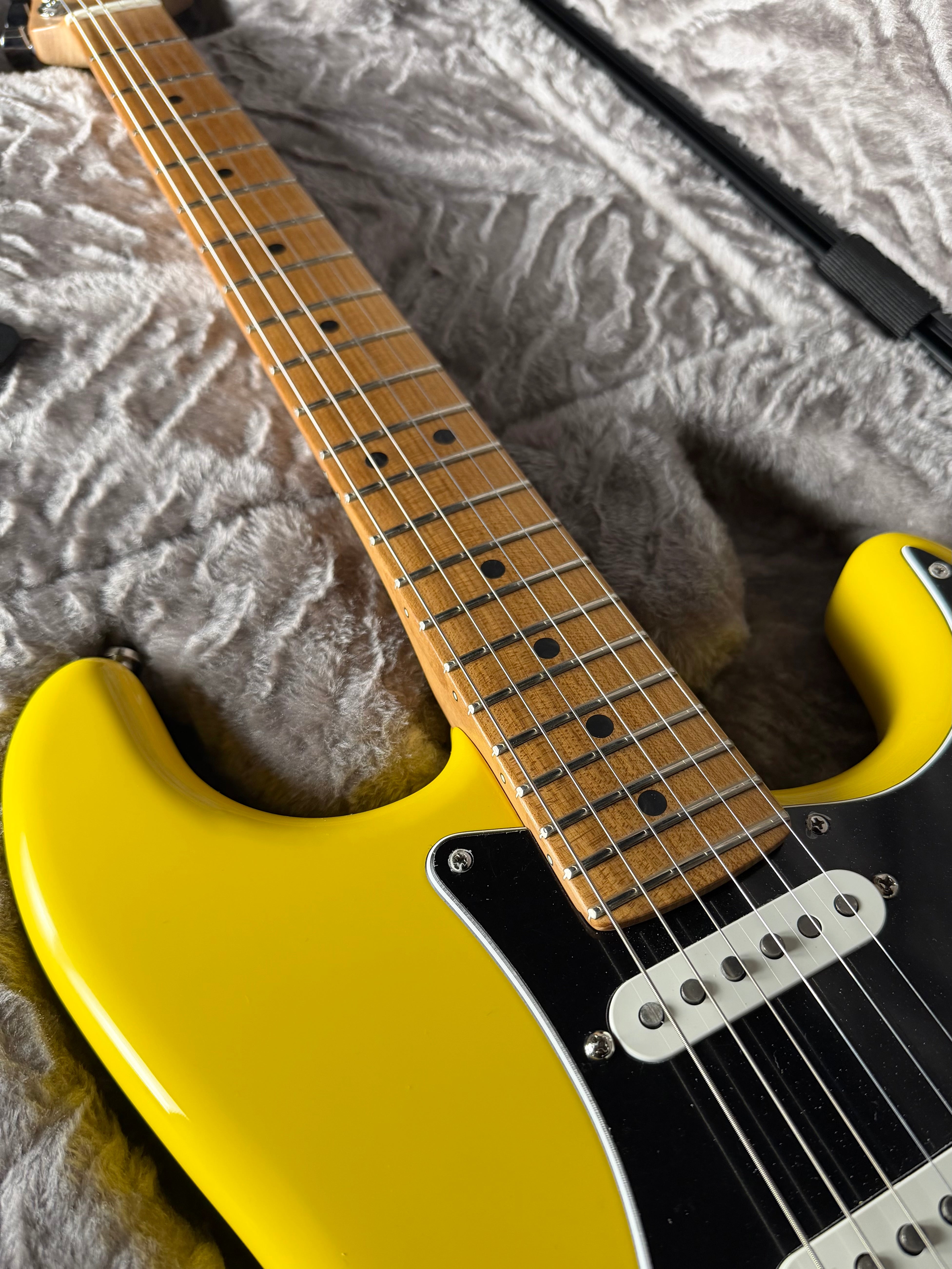 Fender Limited Edition American Ultra II Stratocaster HSS - Graffiti Yellow