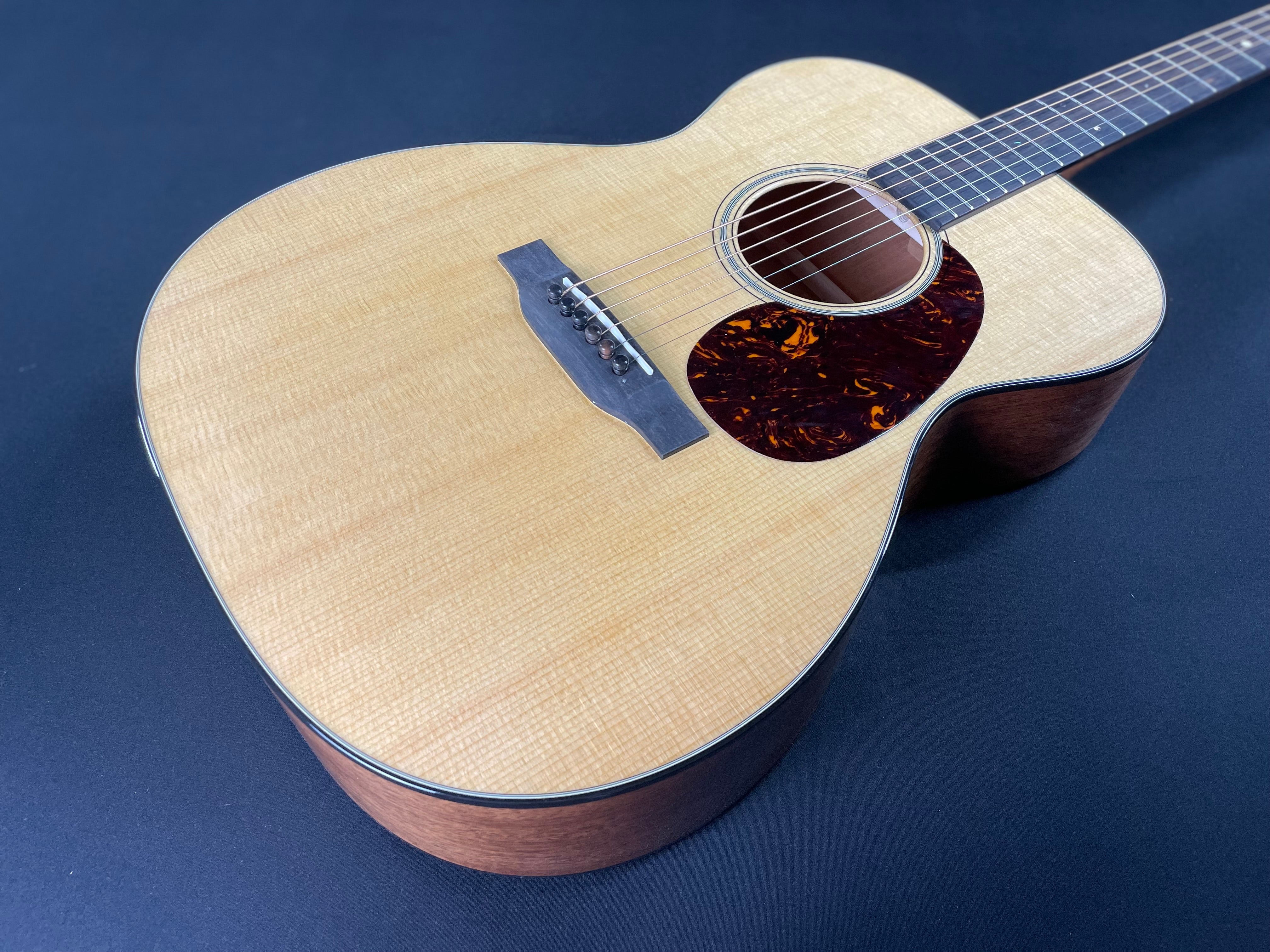 Martin 000-18 Standard w/Hardshell Case - Natural - Metronome Music Inc.