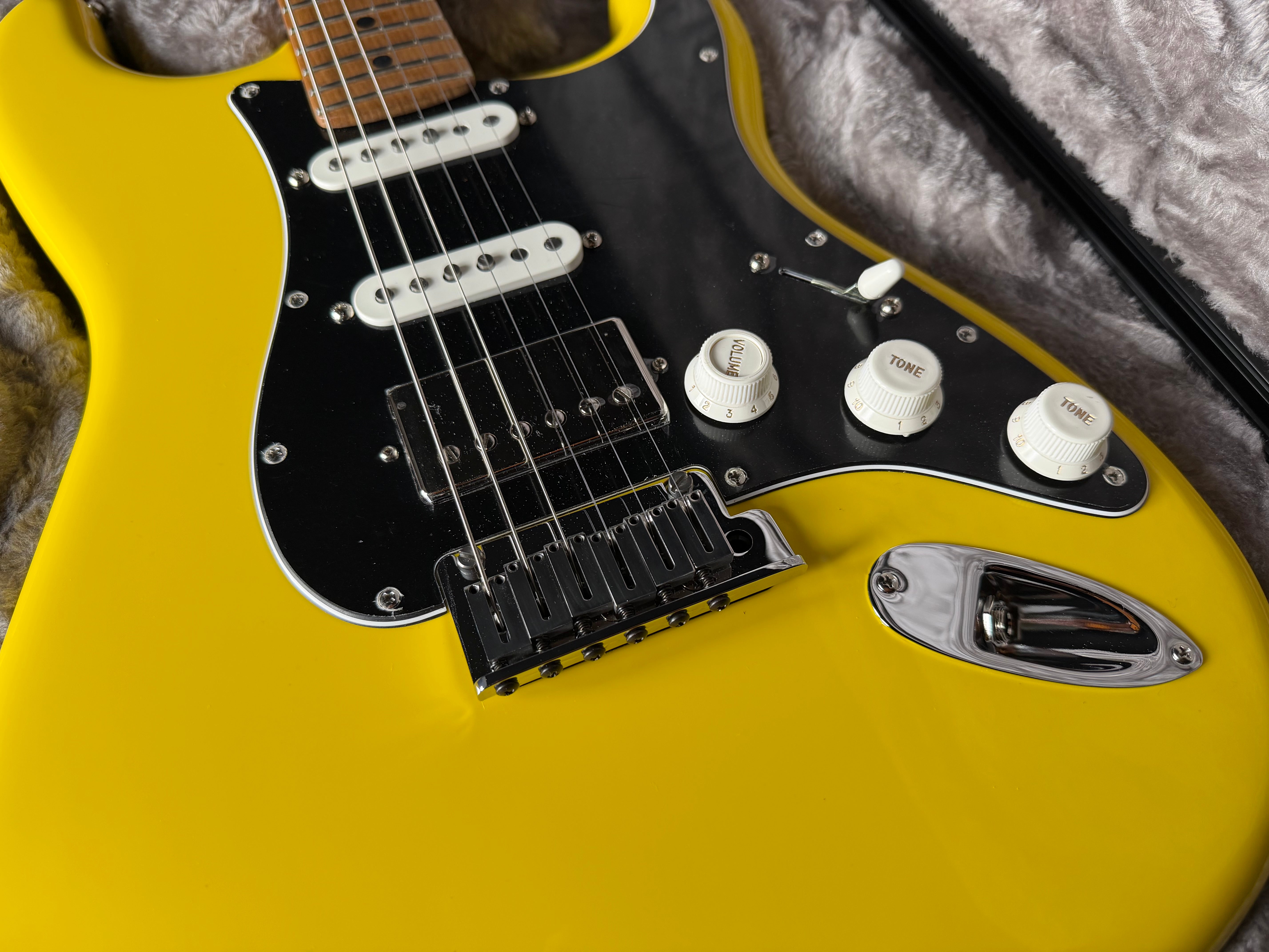 Fender Limited Edition American Ultra II Stratocaster HSS - Graffiti Yellow