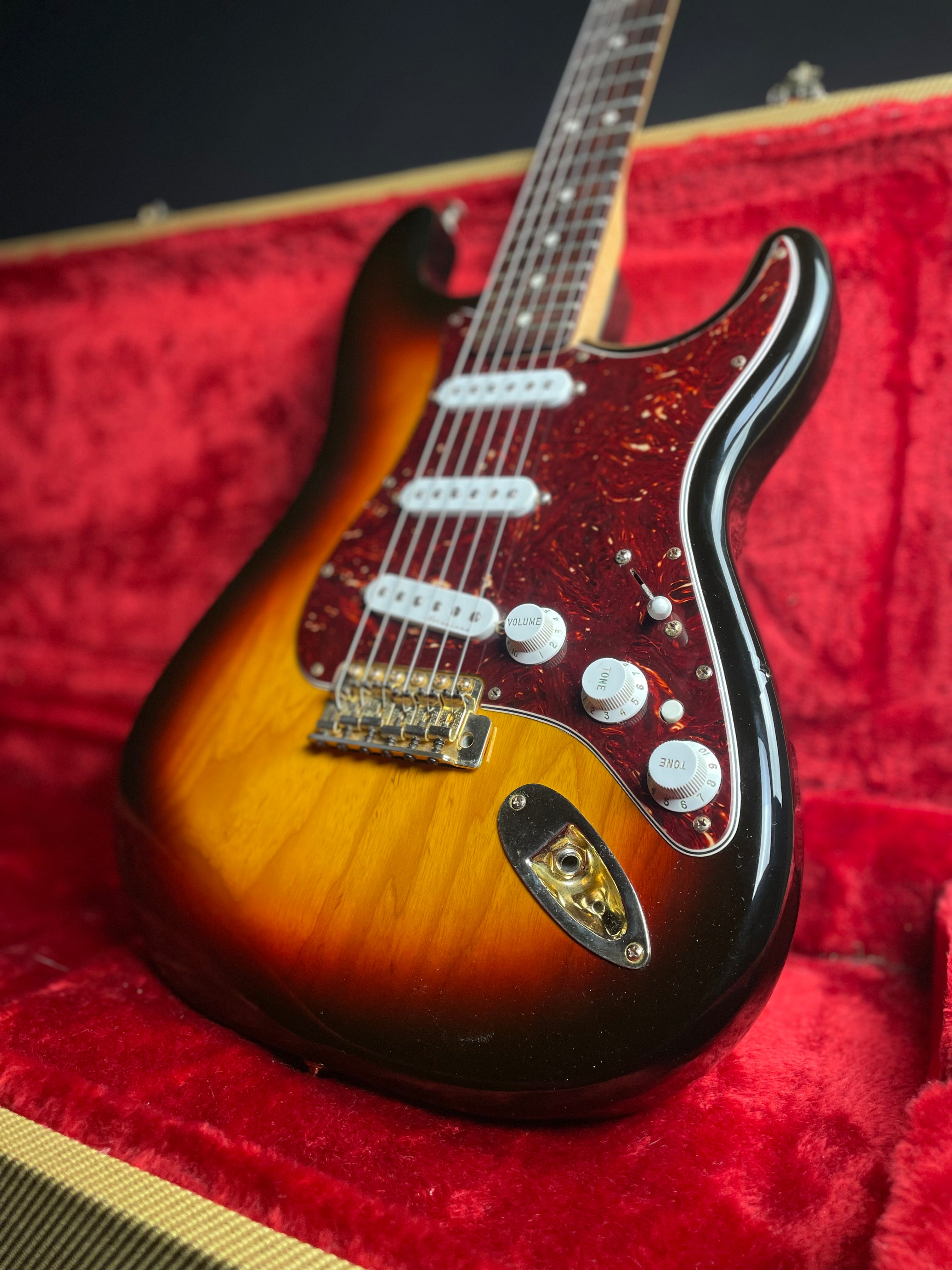 Fender Deluxe Players Strat, Rosewood w/HSC - 3-Color Sunburst (2006) - Metronome Music Inc.