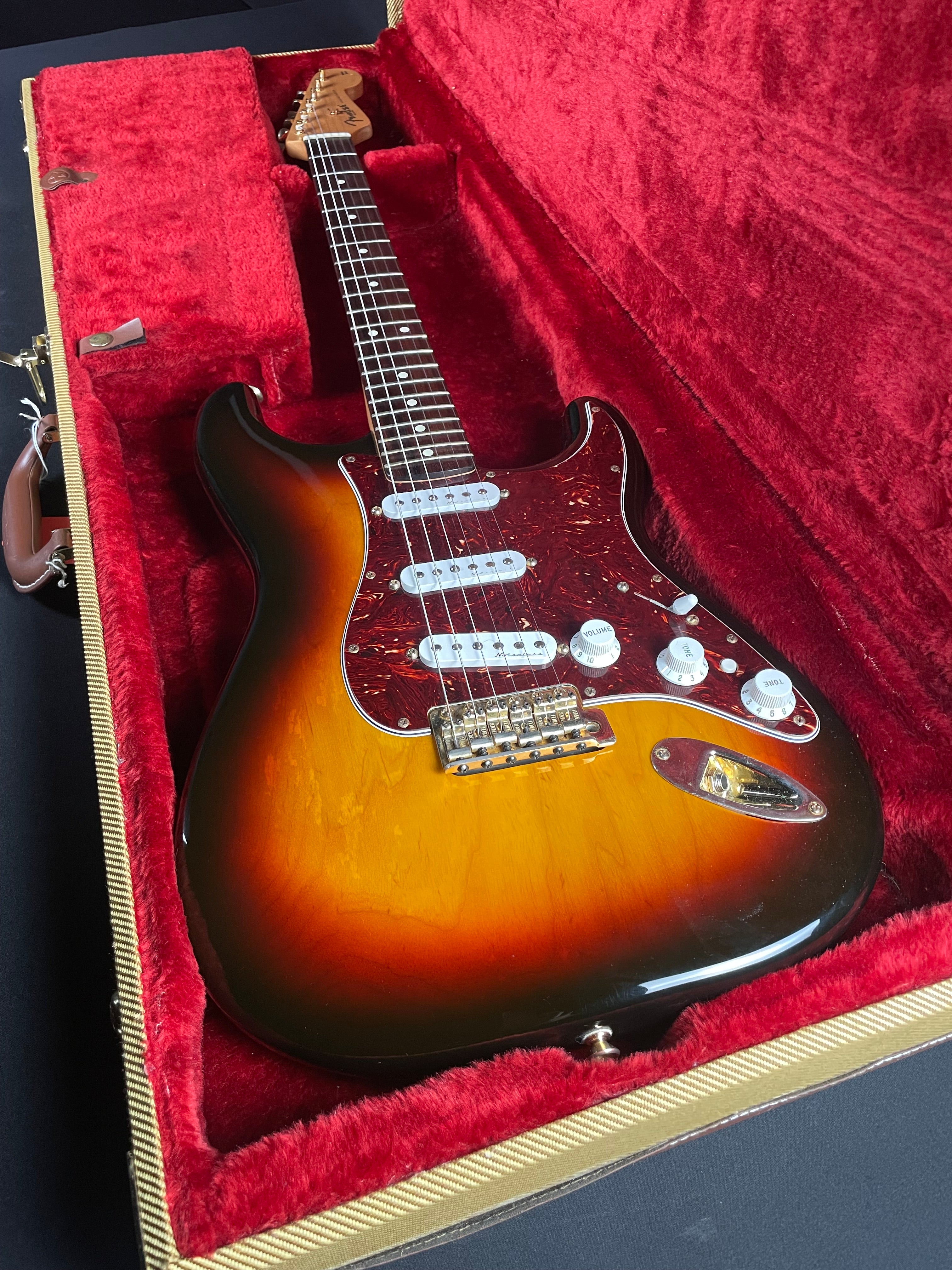 Fender Deluxe Players Strat, Rosewood w/HSC - 3-Color Sunburst (2006) - Metronome Music Inc.