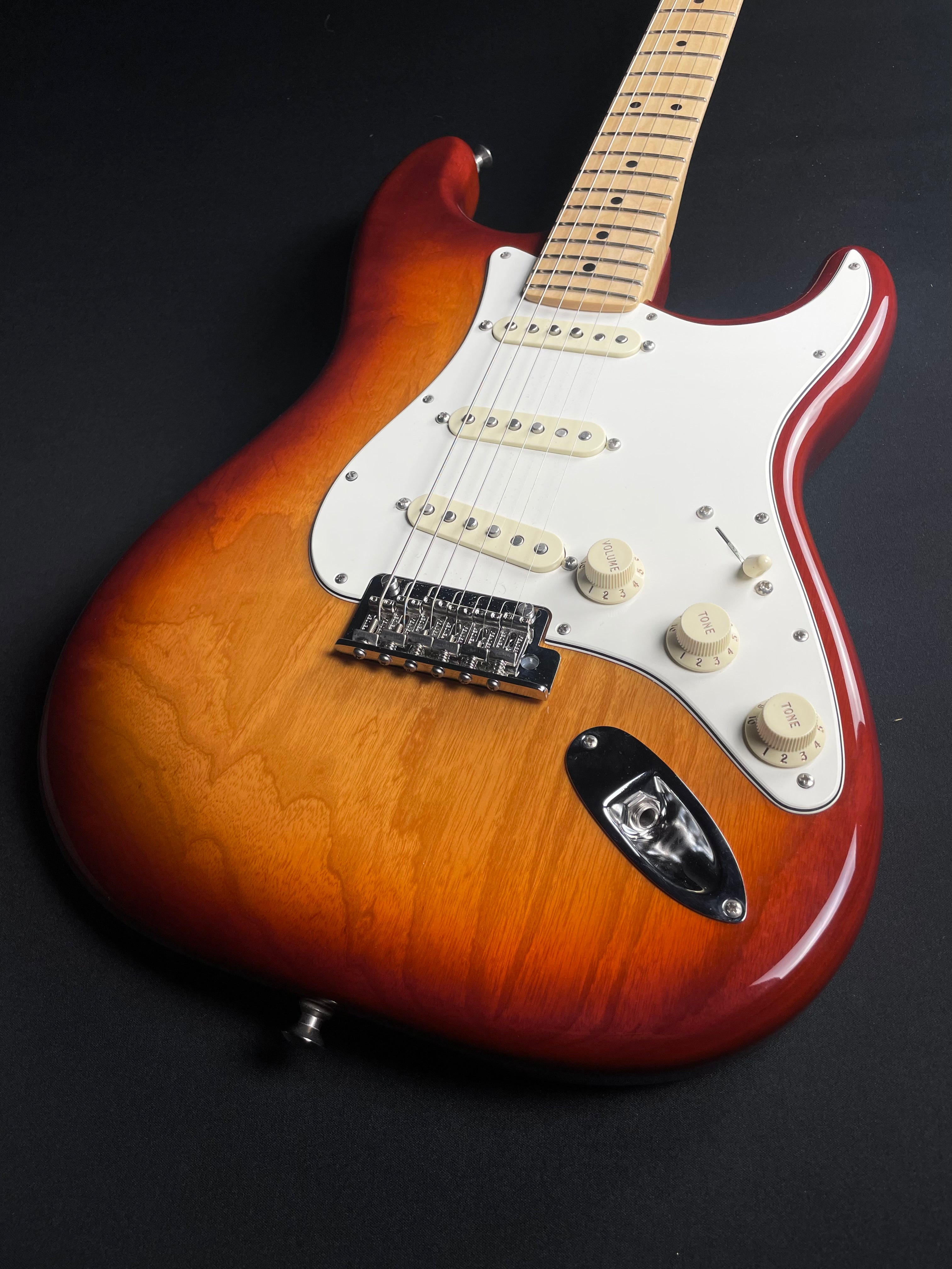 Fender American Pro Stratocaster, Ash w/OHSC - Sienna Sunburst (2016)