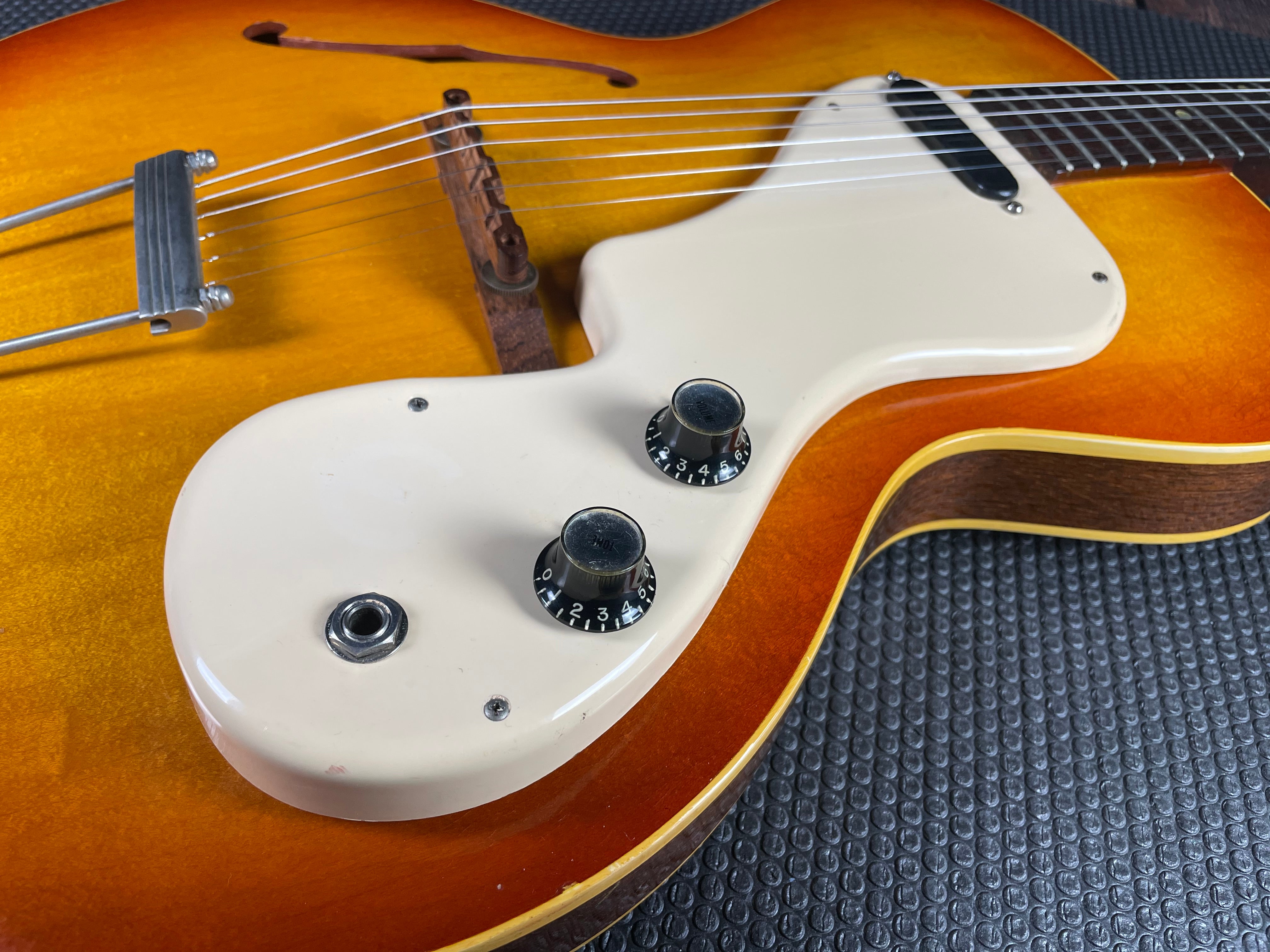 Epiphone Granada E444T w/Case - Sunburst (1960s) | Metronome