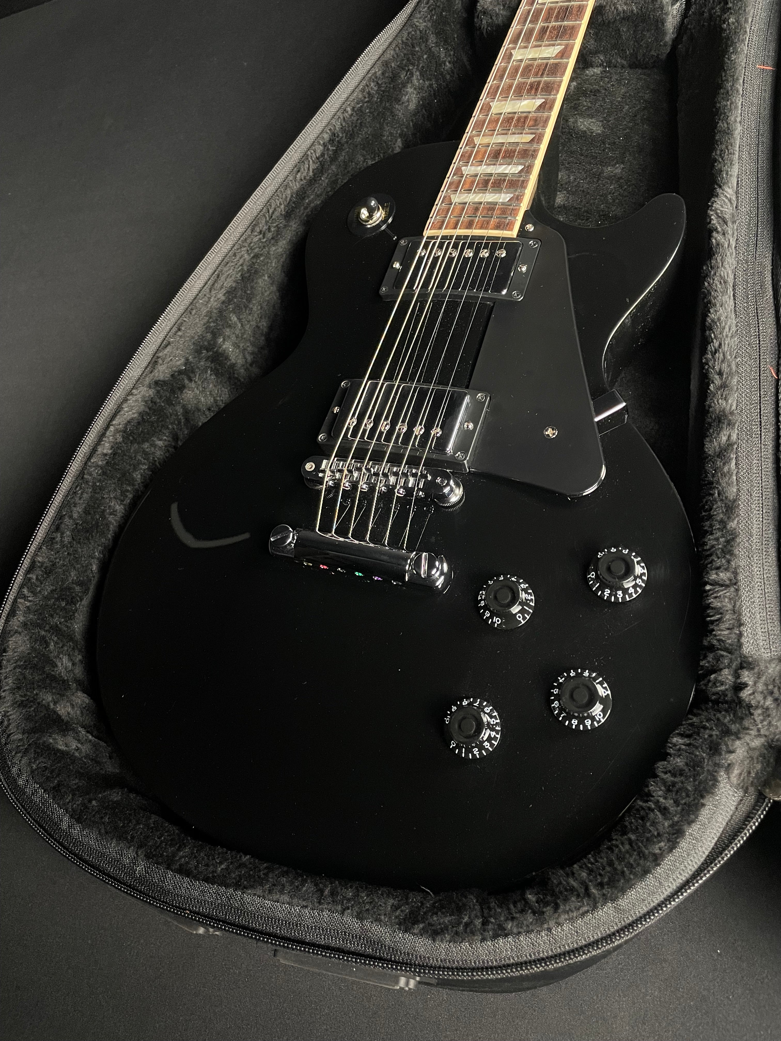 Gibson Les Paul Studio w/ Soft Case - Black (2022)