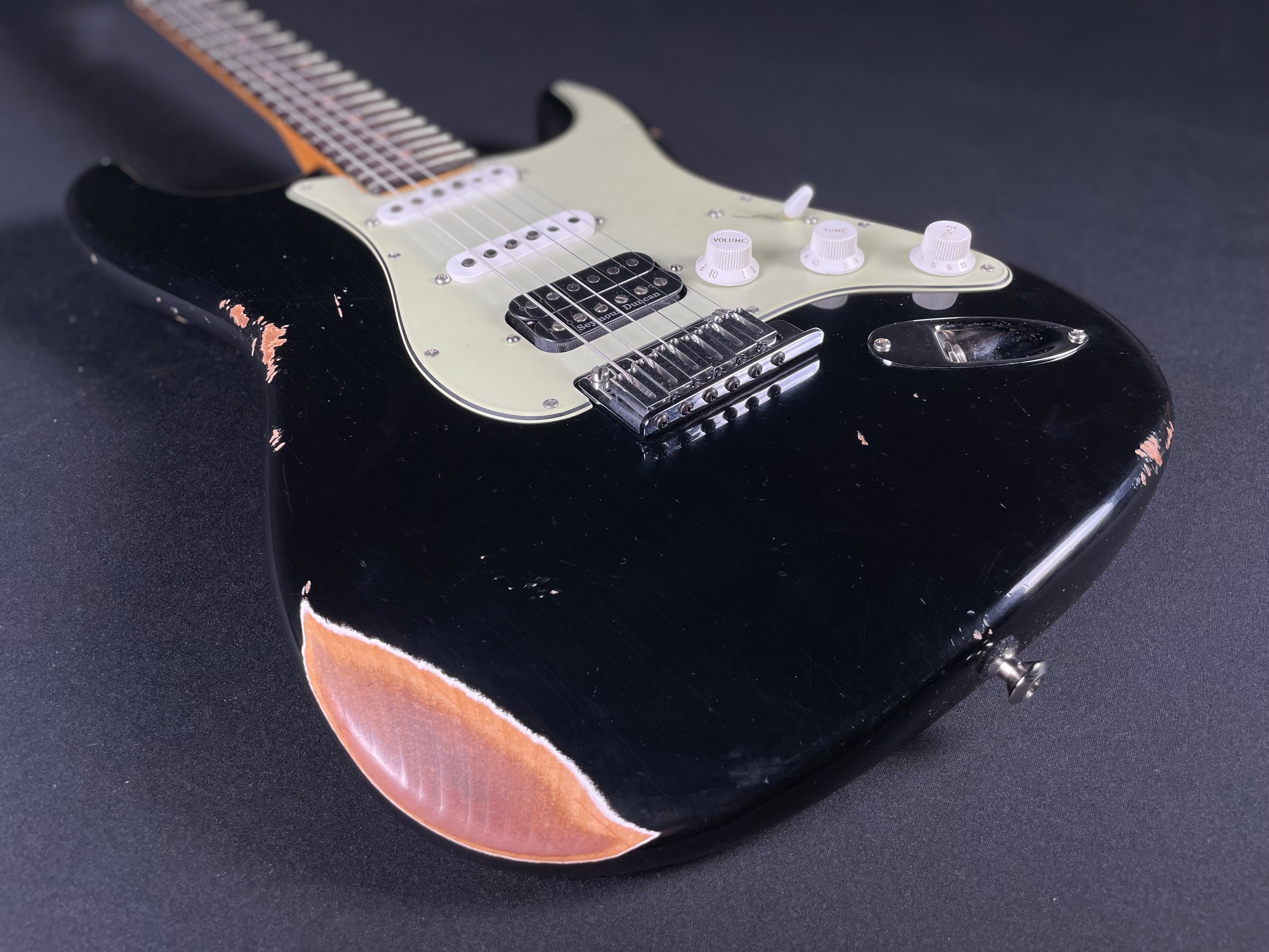 Fender Custom Shop Custom Deluxe HSS S-1 Stratocaster, Relic - Black (2025) - Metronome Music Inc.
