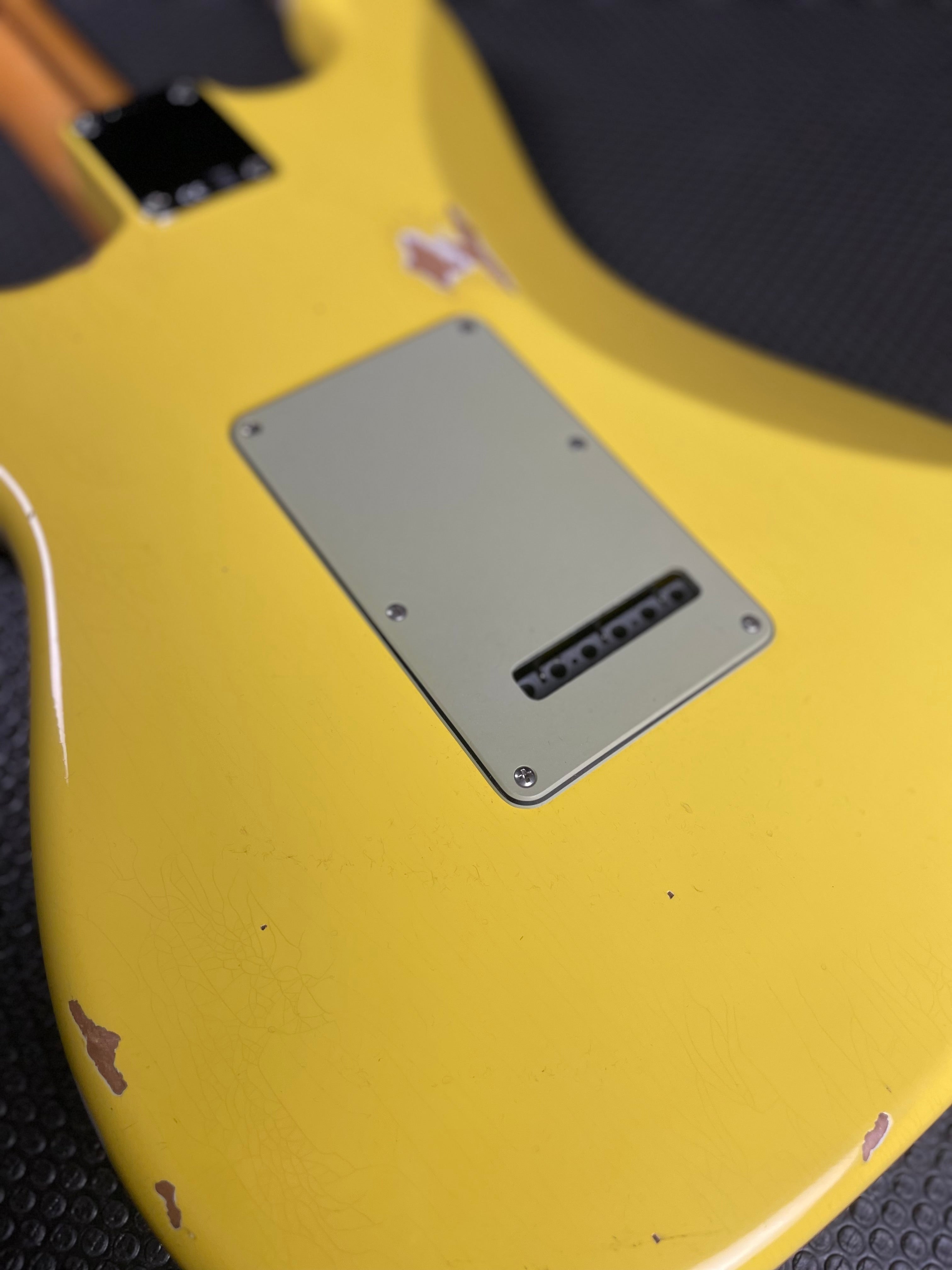 Fender Custom Shop Custom Deluxe Stratocaster HB S-1 - Graffiti Yellow - Metronome Music Inc.
