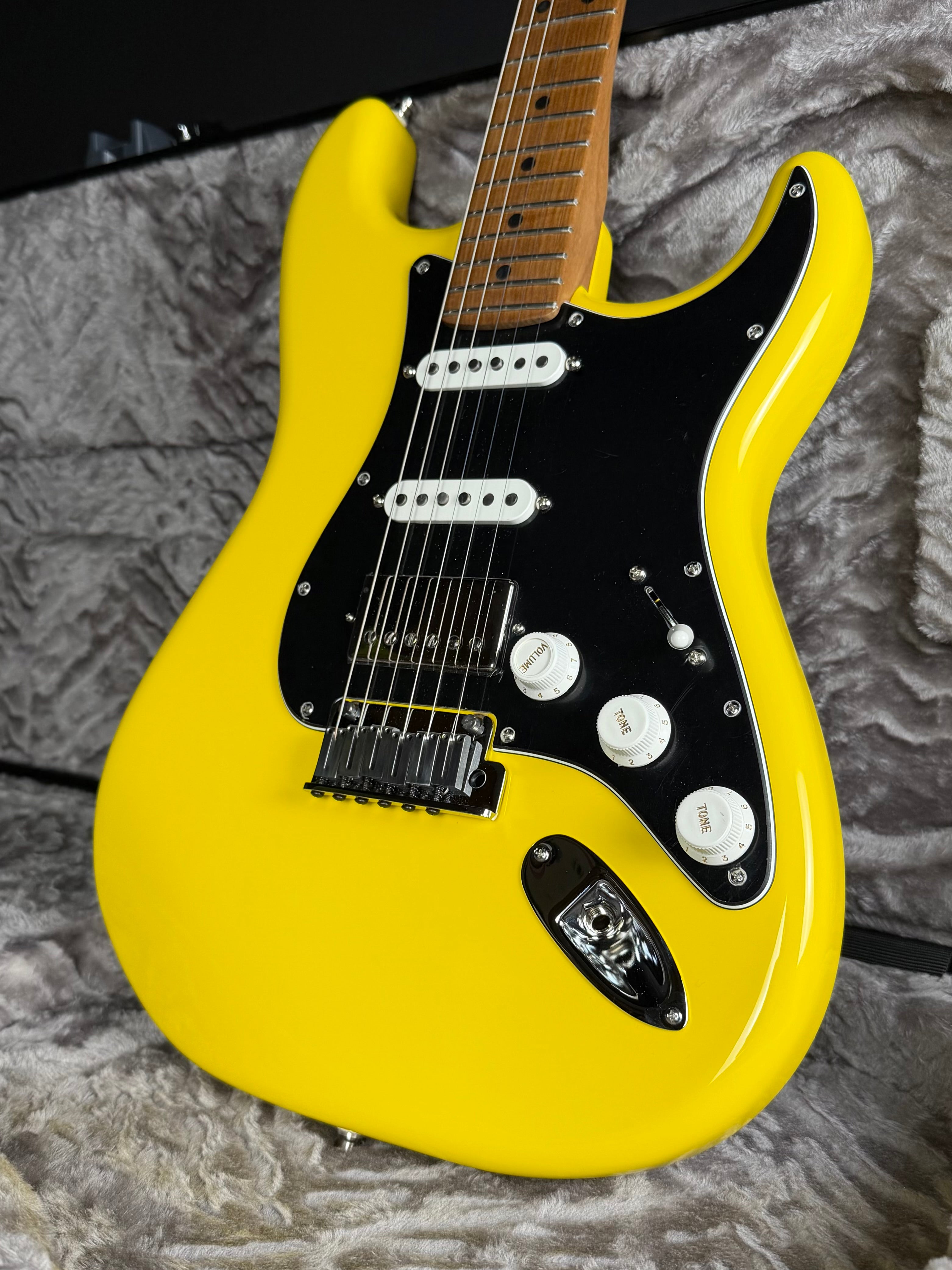 Fender Limited Edition American Ultra II Stratocaster HSS - Graffiti Yellow