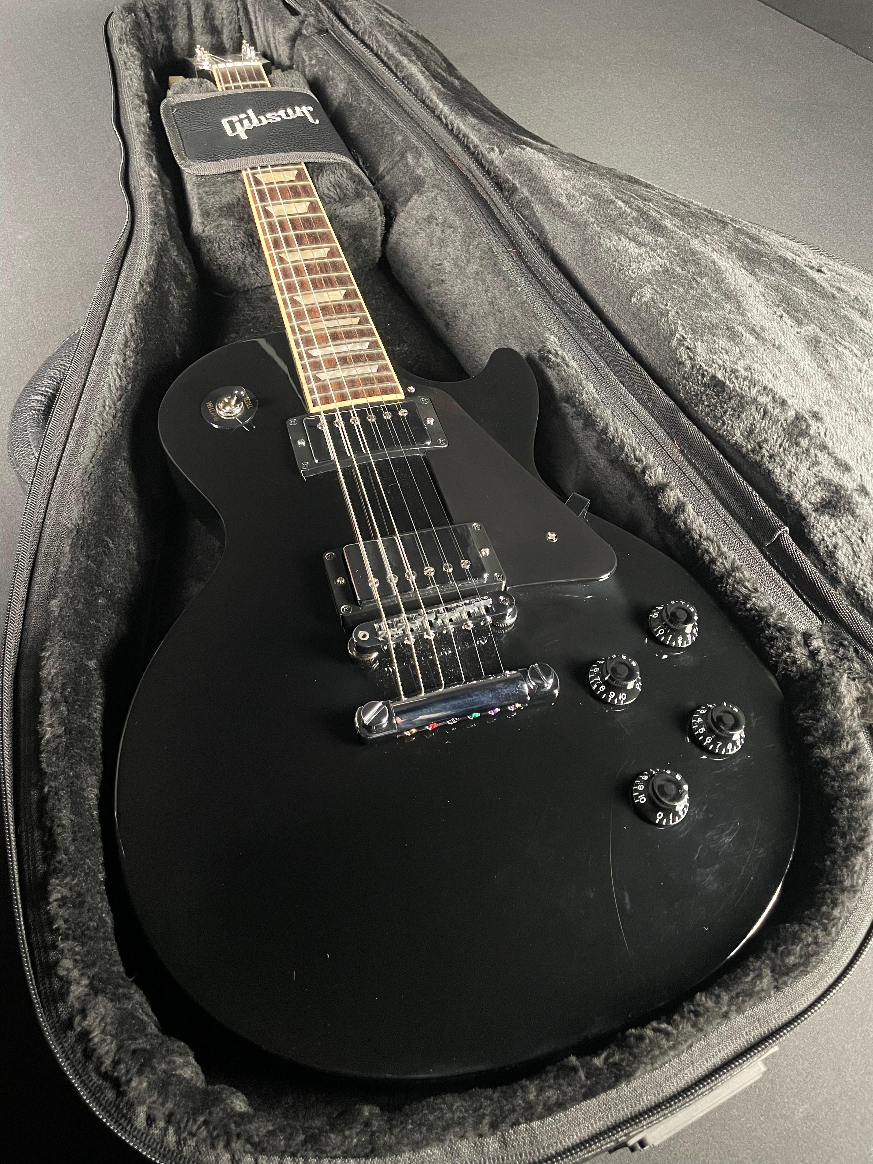Gibson Les Paul Studio w/ Soft Case - Black (2022)