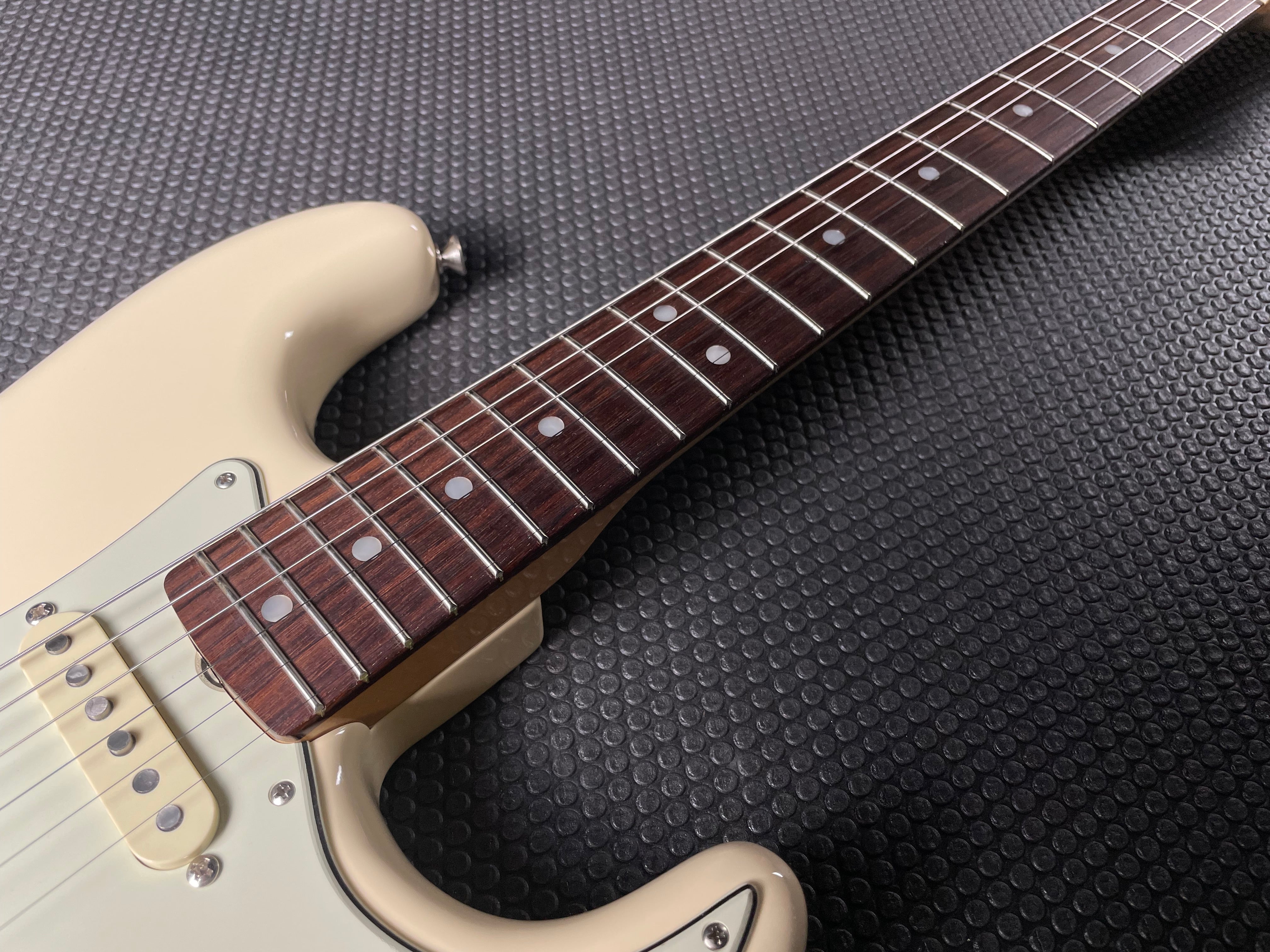 Fender American Original '60s Stratocaster, Rosewood - Olympic White (2017) - Metronome Music Inc.