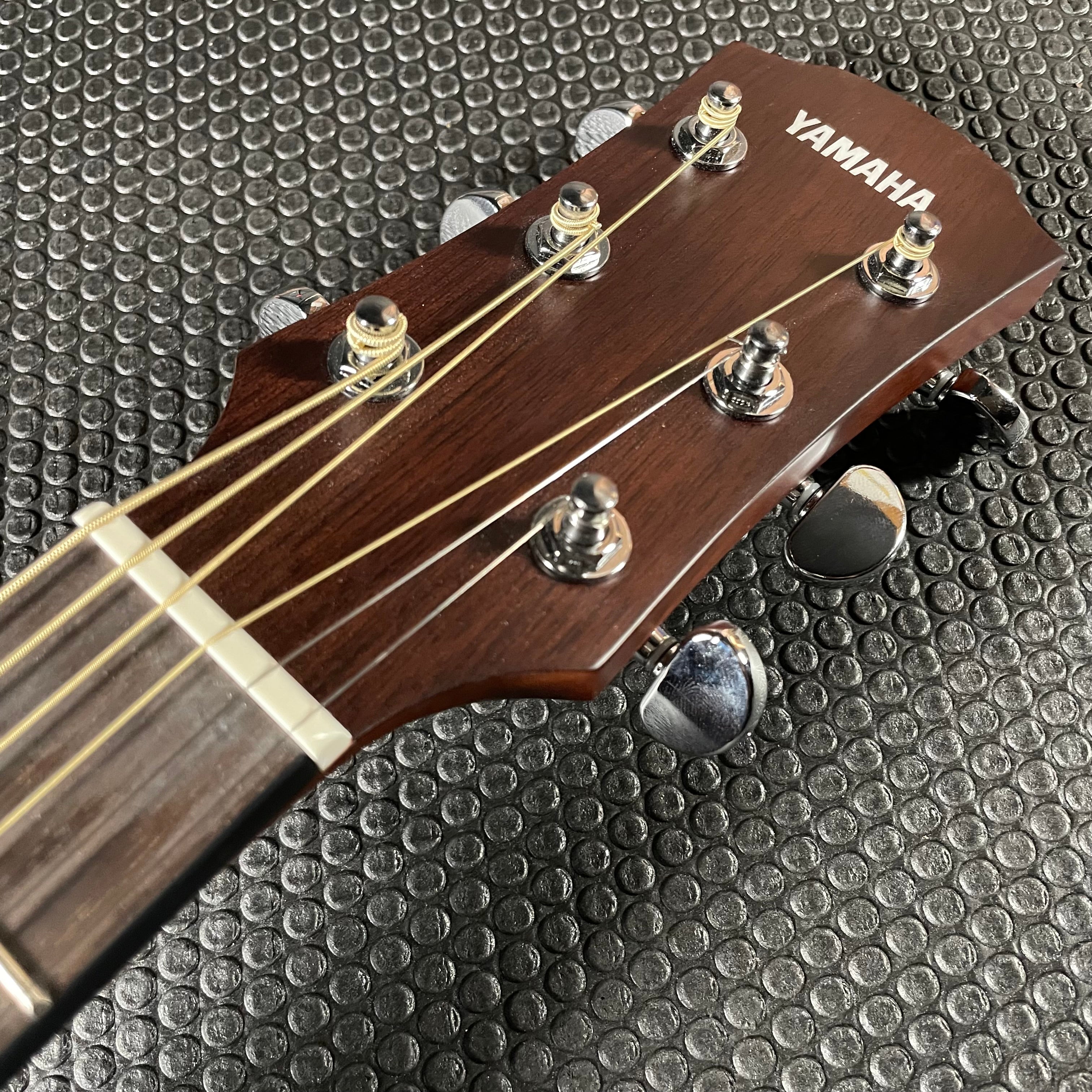 Yamaha AC1M Concert Cutaway, Mahogany - Vintage - Metronome Music Inc.