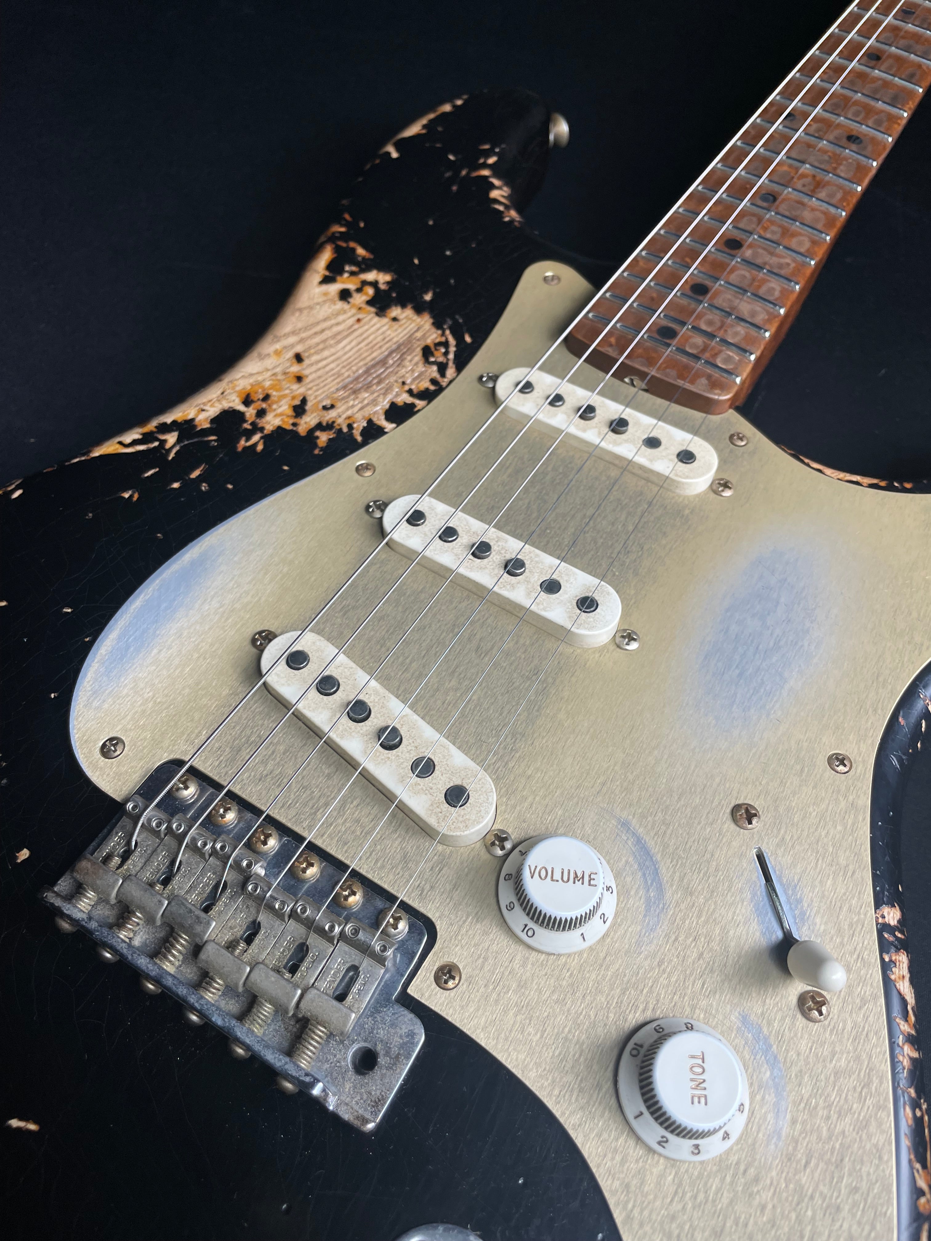 Fender Custom Shop Master Built 50s Stratocaster Heavy Relic Black/Violin Burst - Metronome Music Inc.