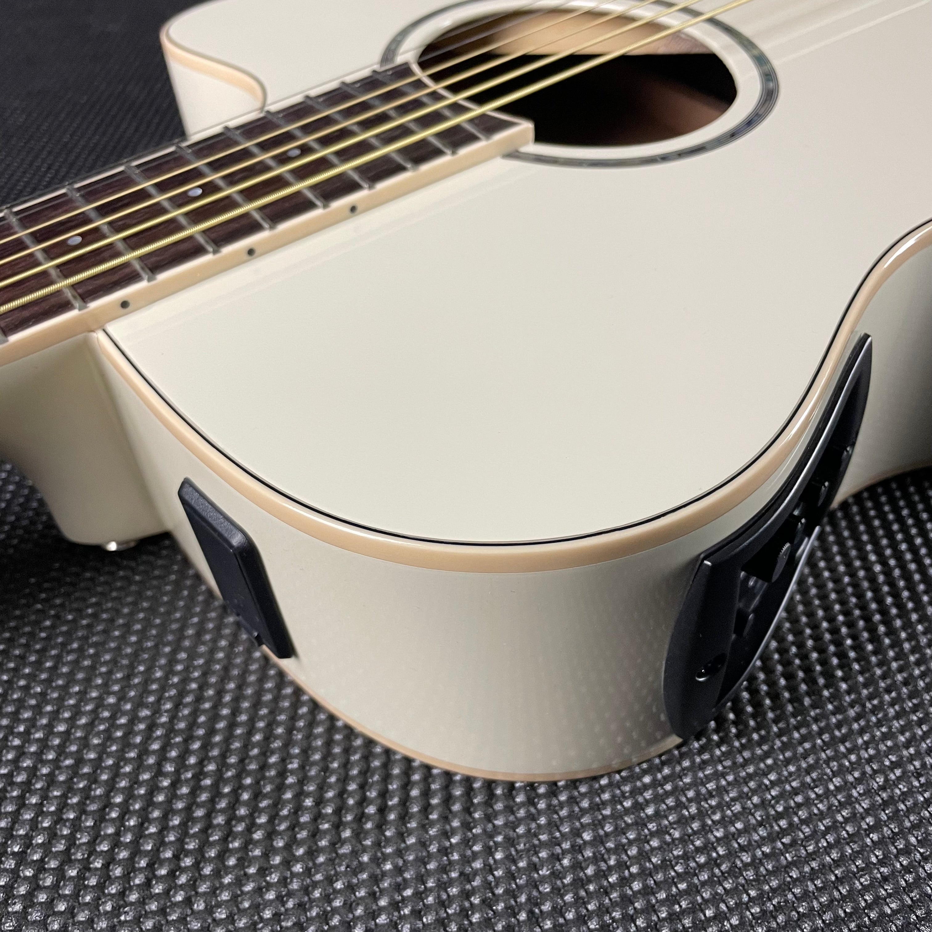 Yamaha APX600 Thinline Acoustic- Vintage White | Metronome Music Inc.