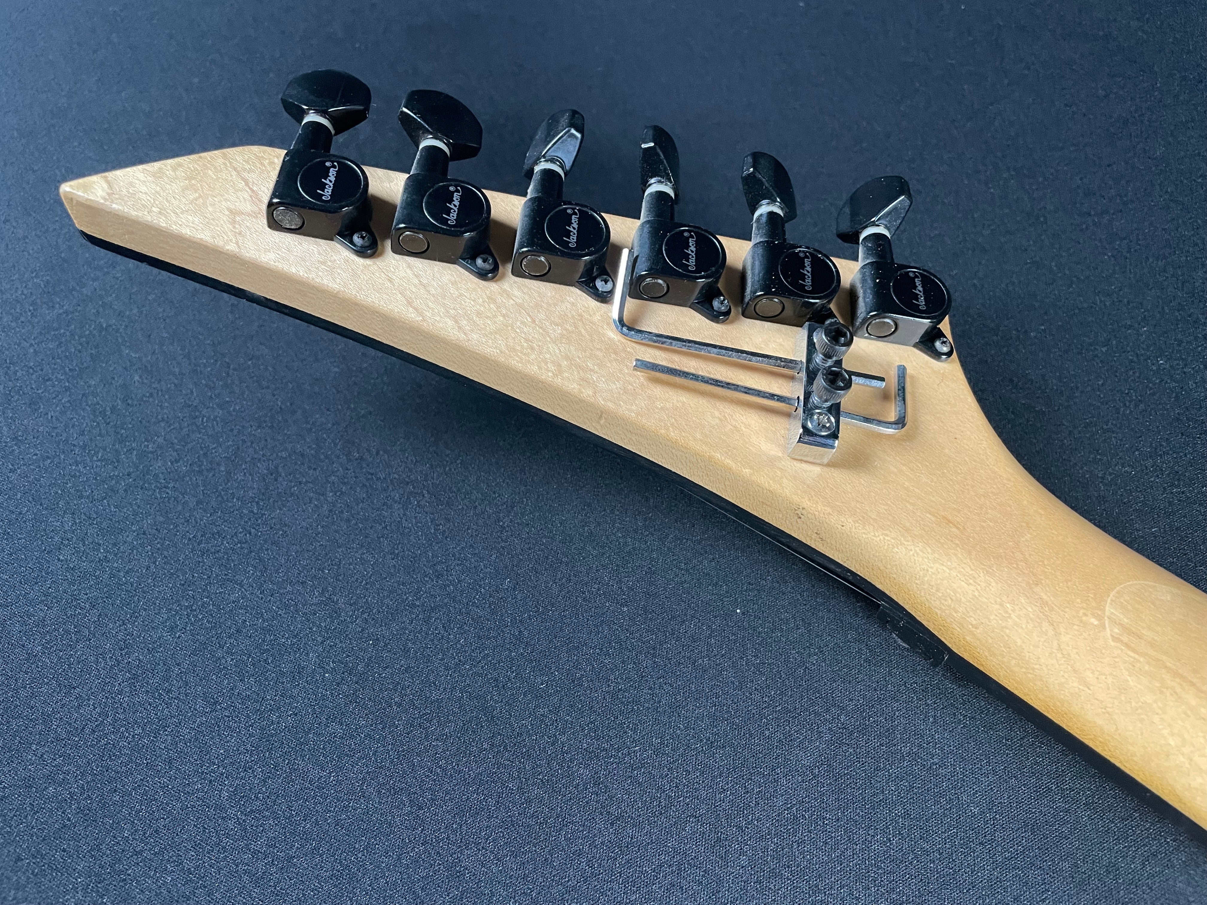 Jackson Pro Series DK2M Dinky, MIJ - Snow White (2006) - Metronome Music Inc.