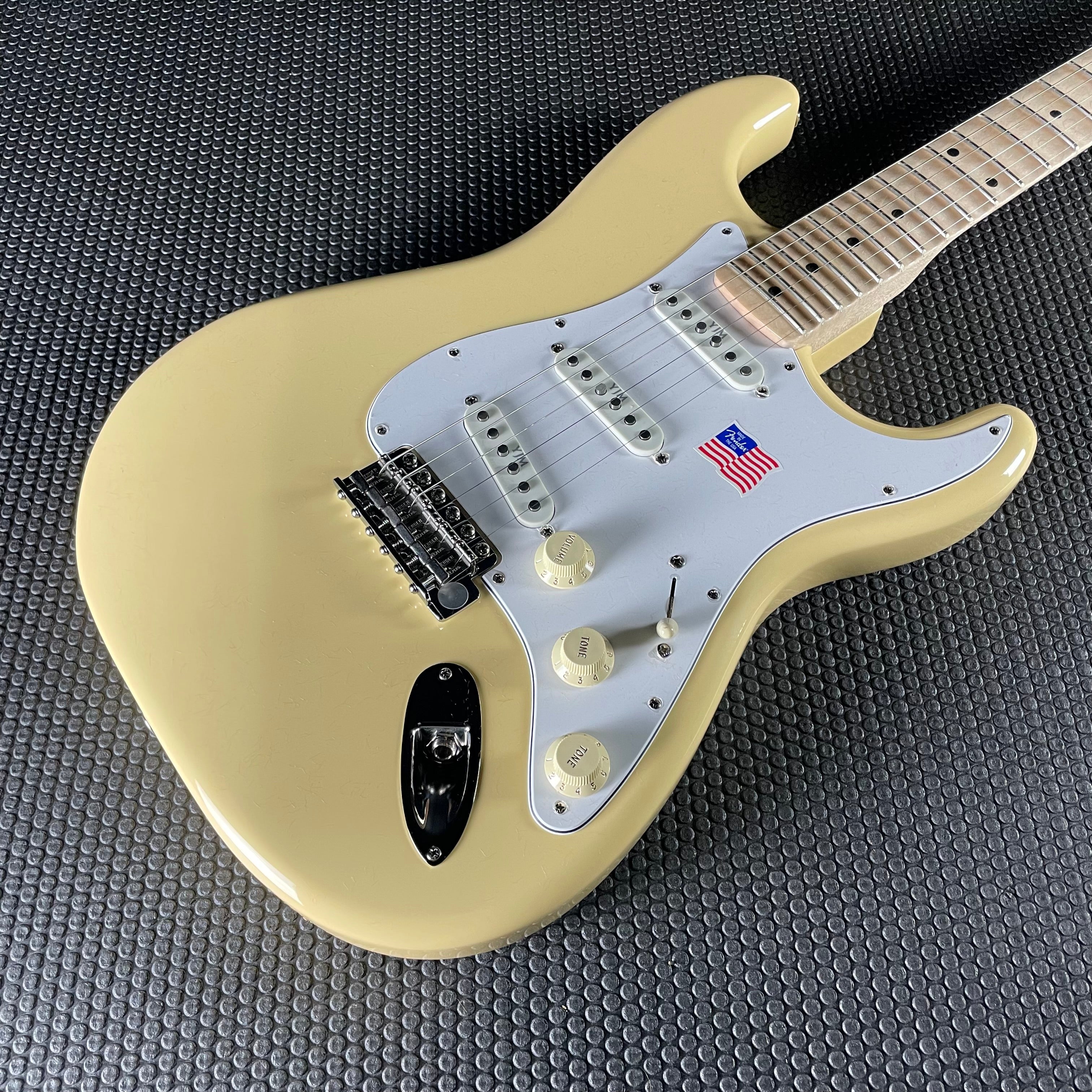 Fender Yngwie Malmsteen Stratocaster, Scalloped Maple - Vintage White - Metronome Music Inc.
