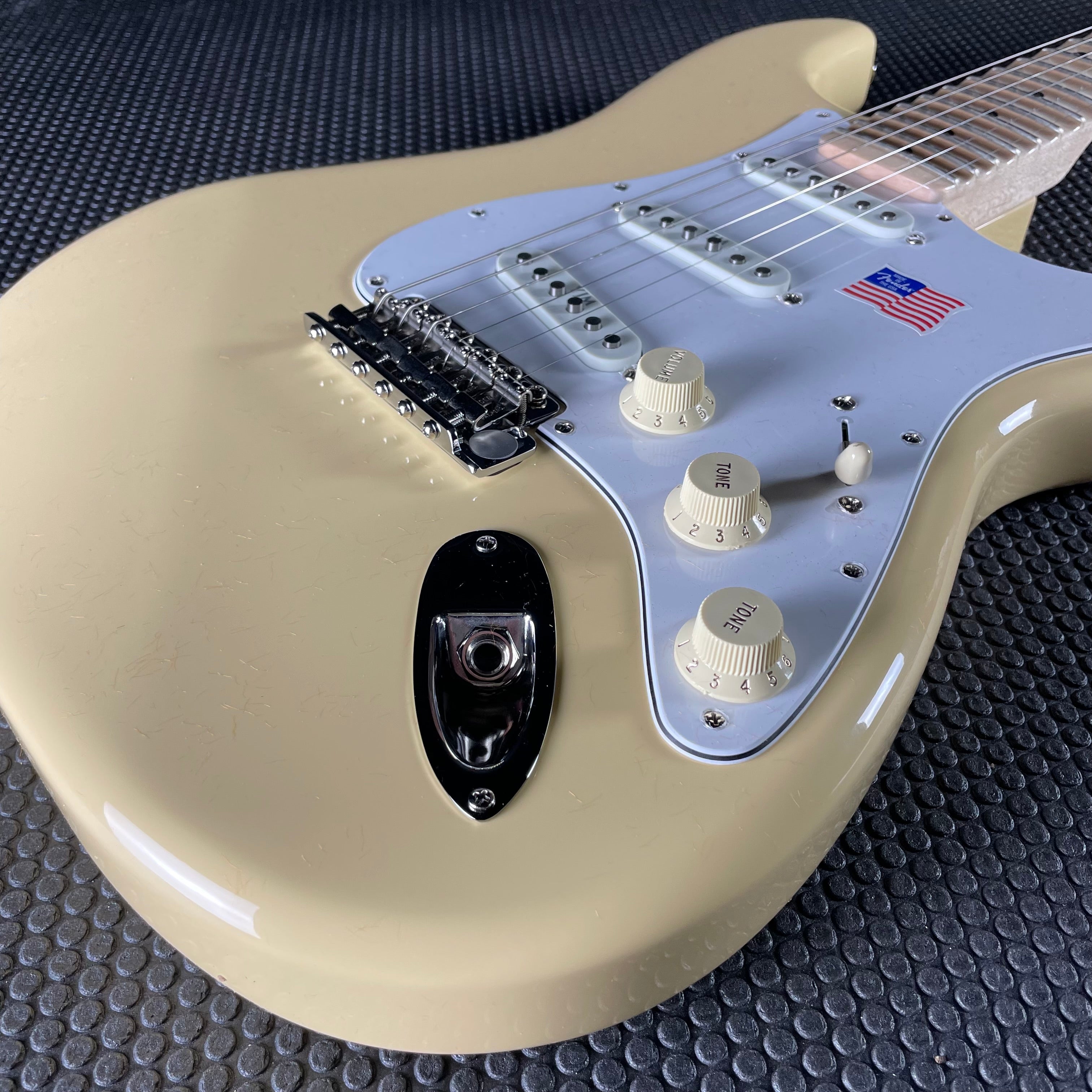 Fender Yngwie Malmsteen Stratocaster, Scalloped Maple - Vintage White - Metronome Music Inc.