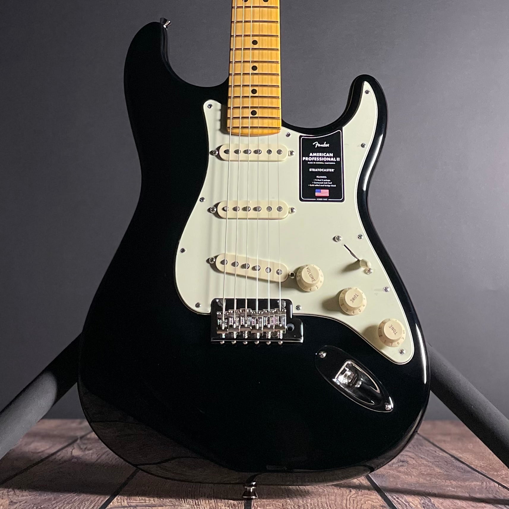 Fender American Professional II Stratocaster, Maple- Black (8lbs 1oz) - Metronome Music Inc.