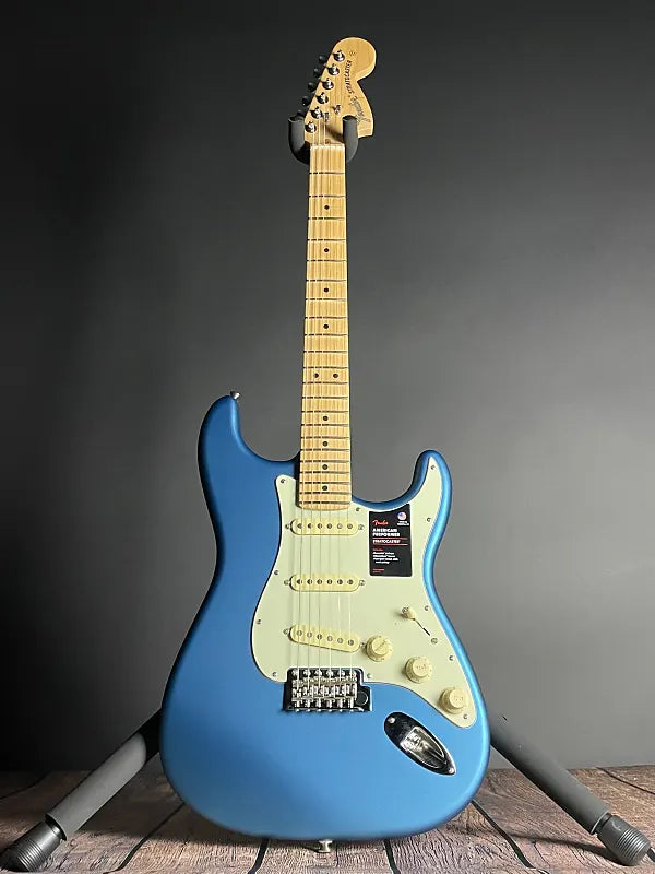 Fender American Performer Stratocaster, Maple- Satin Lake Placid Blue - Metronome Music Inc.