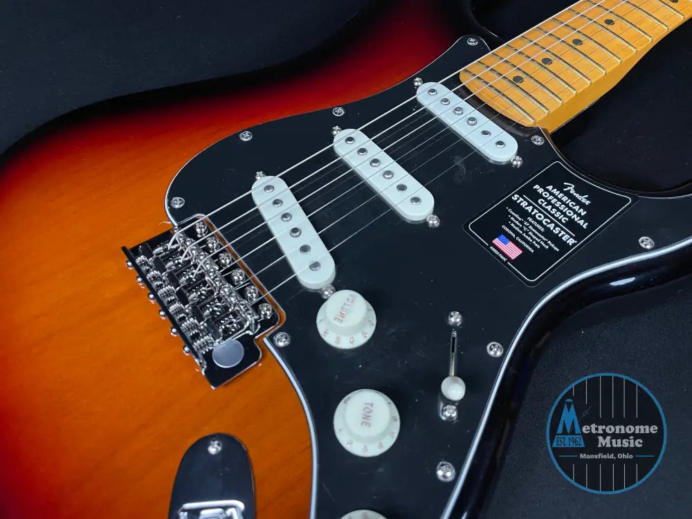 Fender American Professional Classic Stratocaster - 3-Color Sunburst - Metronome Music Inc.