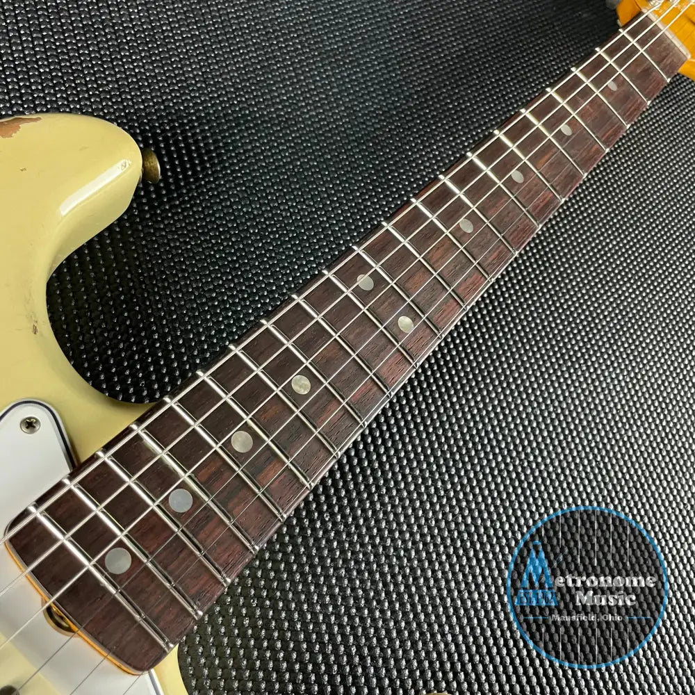 Fender Custom Shop 1967 Stratocaster, Heavy Relic- Aged Vintage White (8lbs 1oz) - Metronome Music Inc.